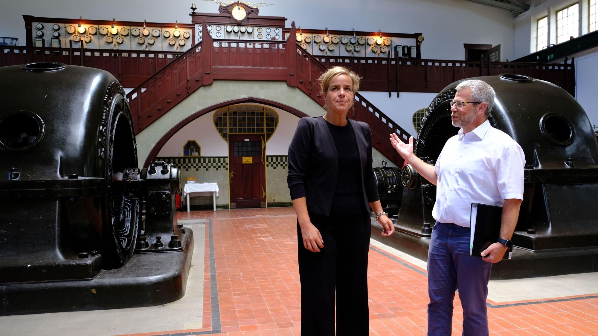 Ein Mann und eine Frau stehen im mehr als 100 Jahre alten Wasserkraftwerk in Heimbach.