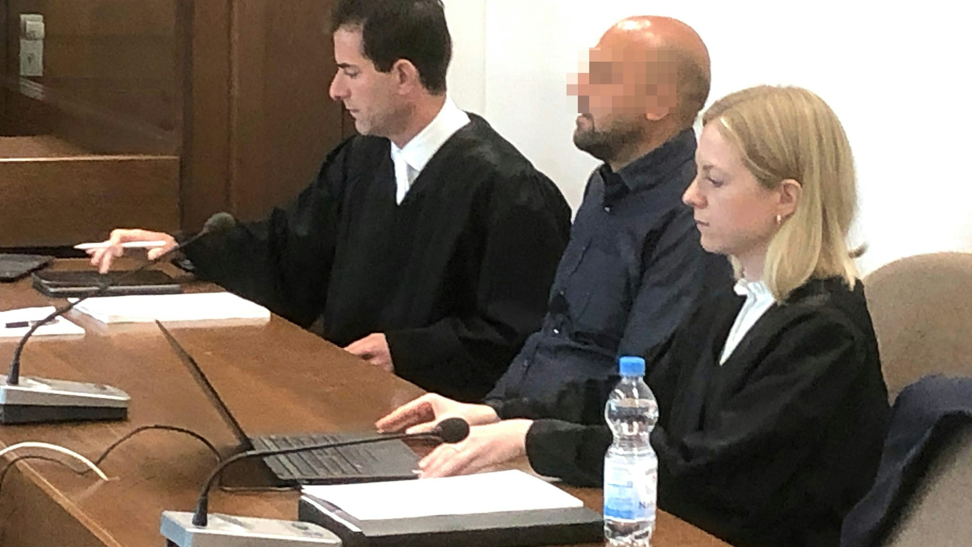 Kadri A. mit Anwältin und Anwalt, Landgericht Köln. Foto: Ralf Krieger