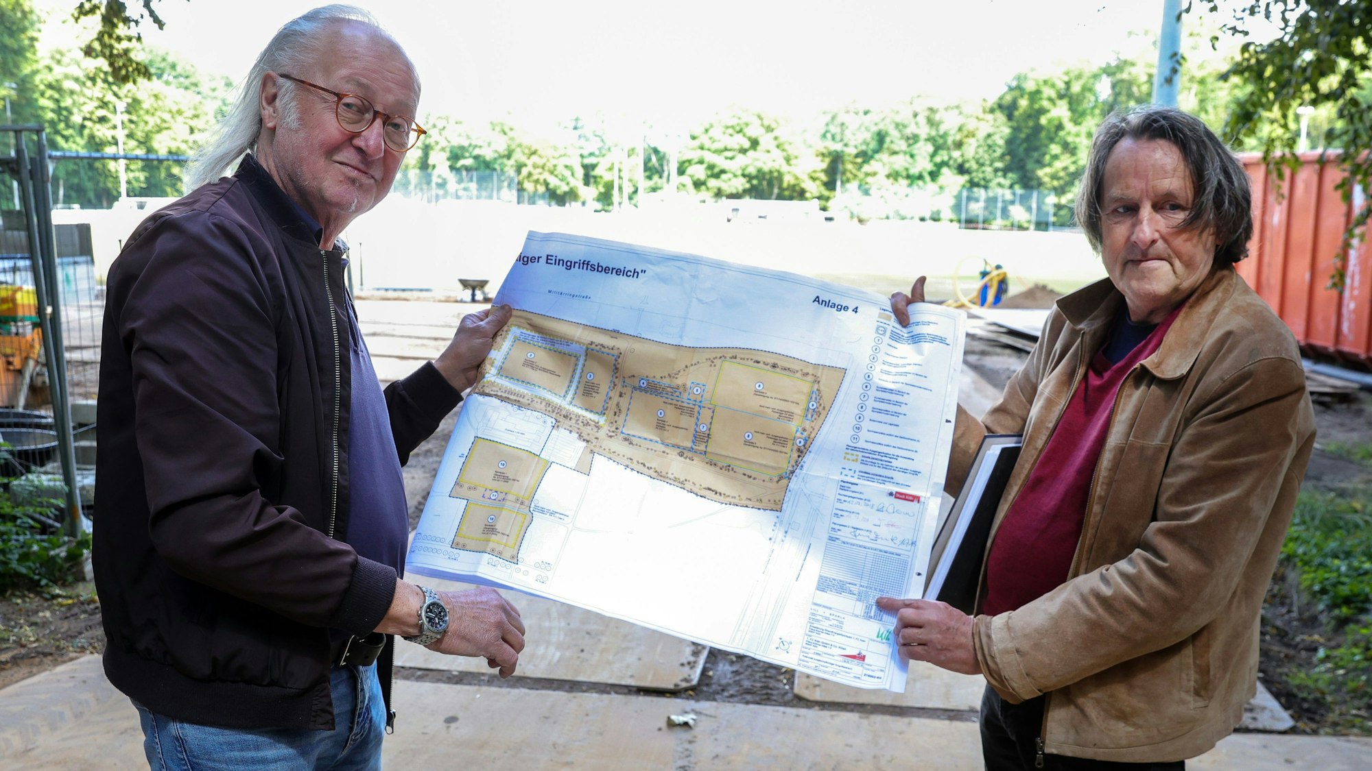 Das Bild zeigt Friedmund Skorzenski (links) von der Bürgerinitiative und Roland Schüler vom Freundes- und Förderkreis zur Vollendung des Äußeren Grüngürtel.