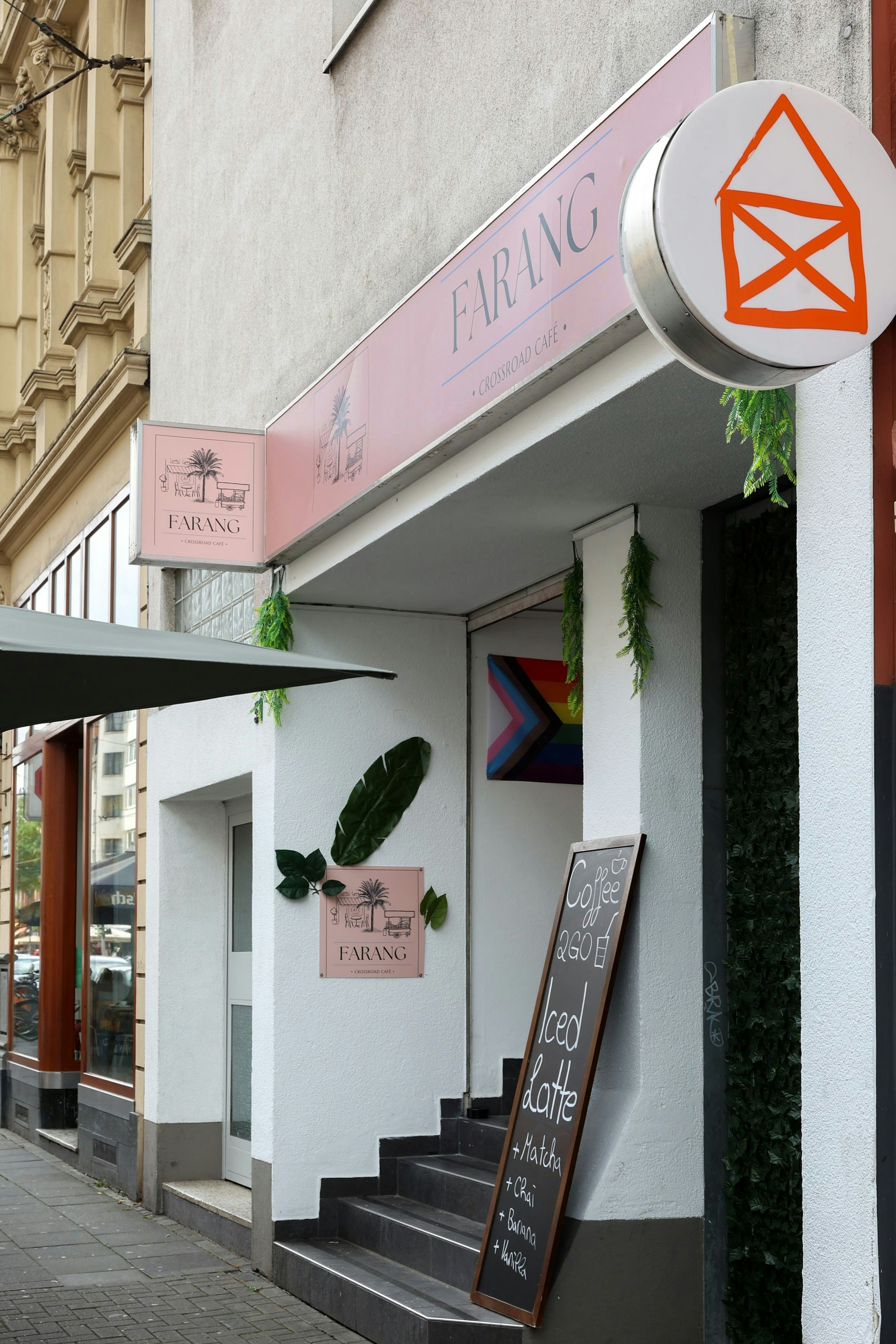 Außenansicht mit Logo des Farang.