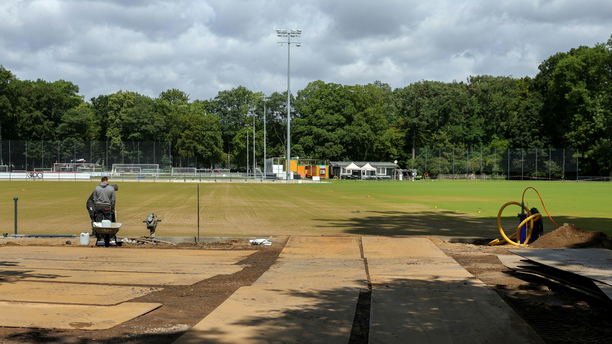 Das Bild zeigt Fußball-Plätze am Geißbockheim, die erneuert werden.