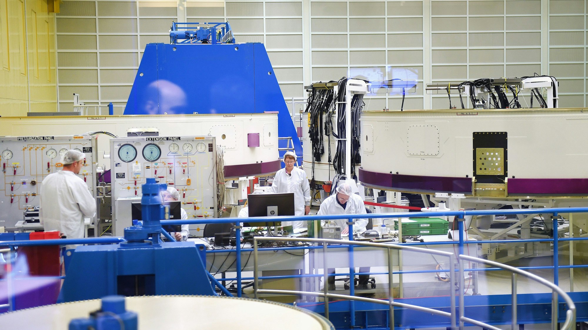 Airbus Mitarbeiter arbeiten am 16.02.2017 in Bremen im Reinraum an dem zweiten europäischen Service-Modul für die Orion-Kapsel. Die Europäische Raumfahrtorganisation ESA und Airbus Defence and Space unterzeichnteten heute einen Vertrag über den Bau des zweiten europäischen Service-Moduls für die Orion-Kapsel.