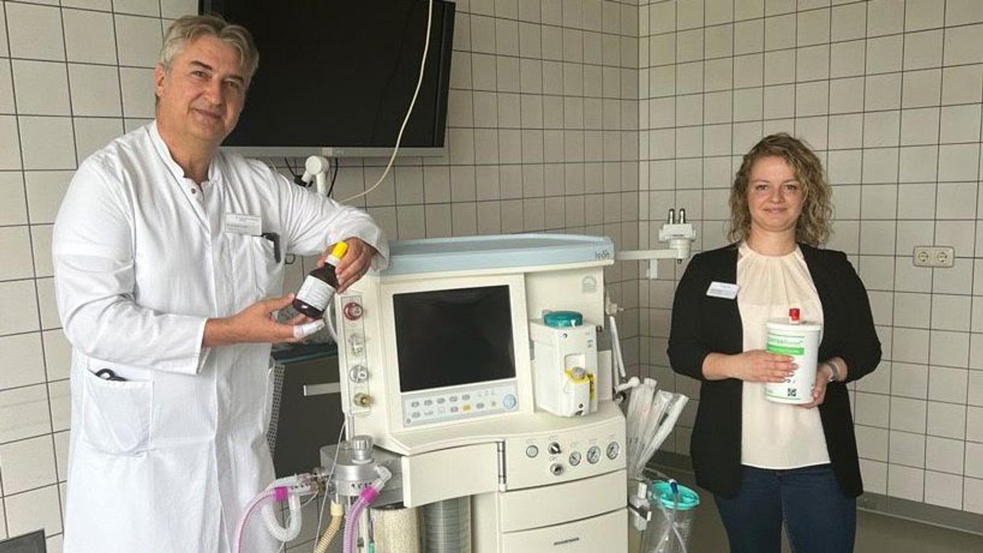 Setzen sich für klimafreundlichen Umgang mit Narkosegasen ein: Dr. Gerhard Schuler (l.) und Sarah Wingen.