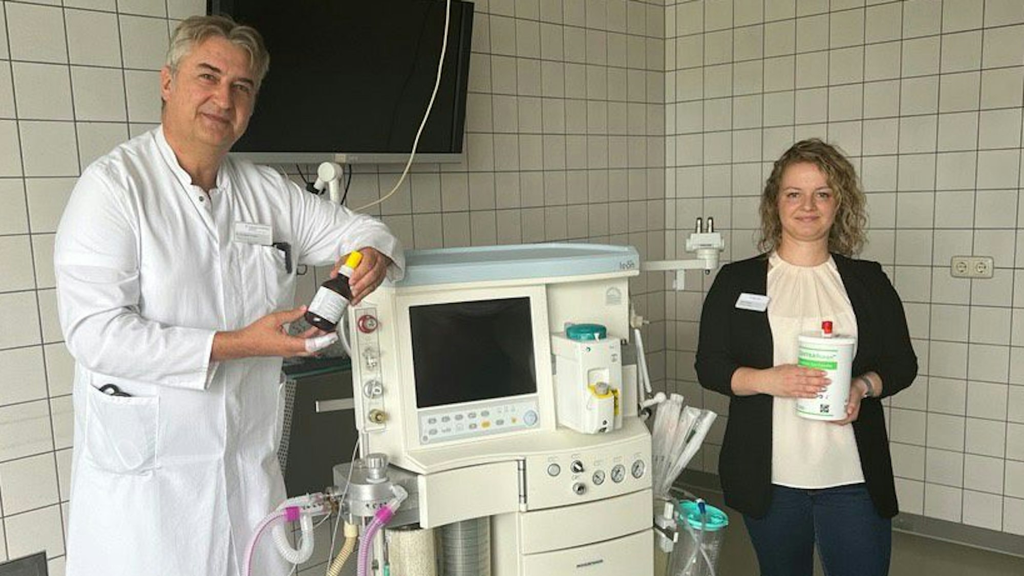 Setzen sich für klimafreundlichen Umgang mit Narkosegasen ein: Dr. Gerhard Schuler (l.) und Sarah Wingen.