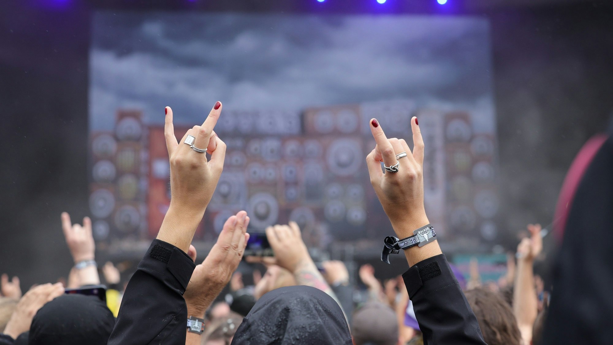 Metal-Fans feiern nach der Öffnung einer der beiden Hauptbühnen auf dem Festivalgelände in Wacken.