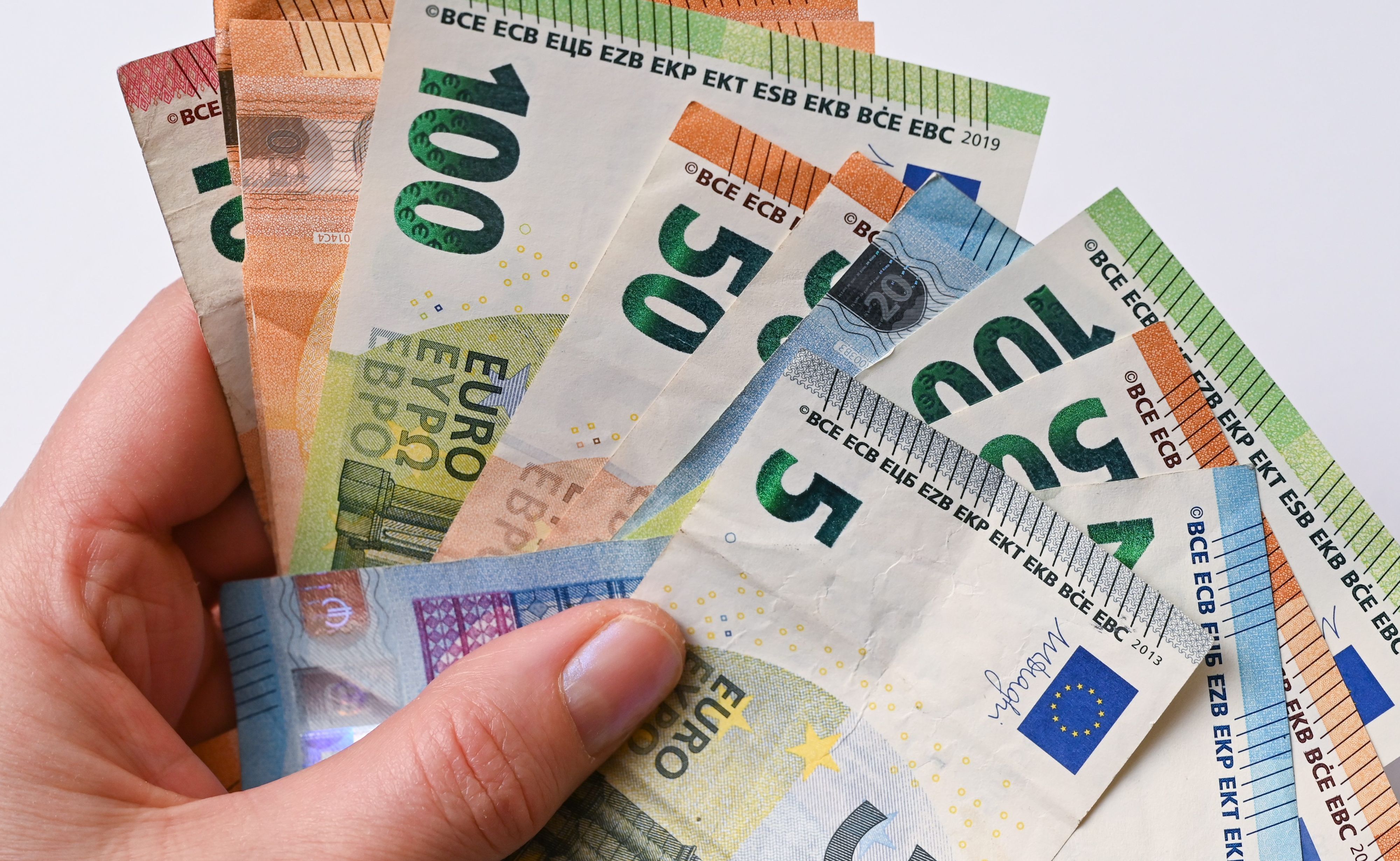 Eine Frau hält Eurobanknoten in ihren Händen (gestellte Aufnahme).