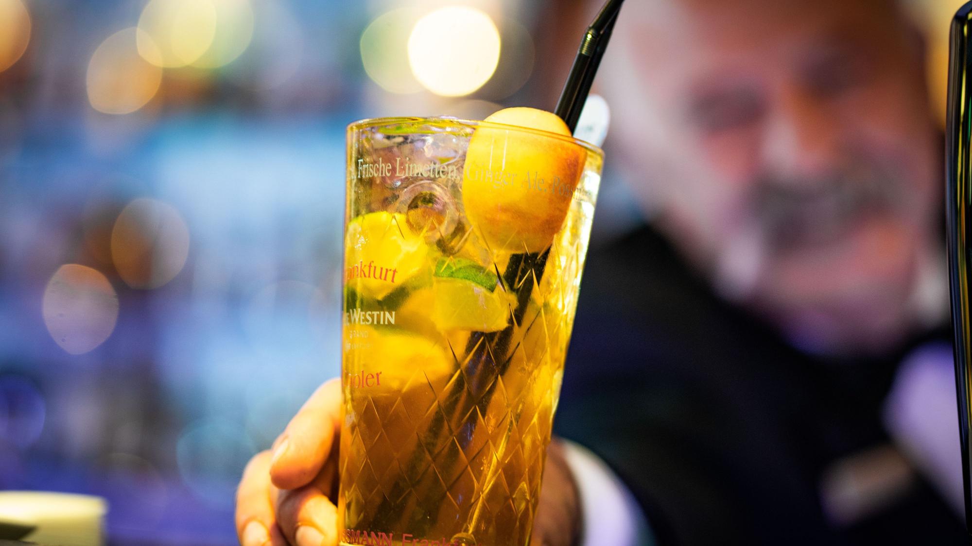 Fatih Akerdem serviert Cocktail "Frankfurt Coller" in seiner Bar in einem Frankfurter Hotel, der aus Frankfurter Apfelwein, Aprikosen-Brandy, Calvados, Ginger Ale und LImetten besteht. Akerdem erhielt kürzlich die Brachenauszeichnung "Mixology Award" für sein Lebenswerk. Seit 28 Jahren ist er Barmanager im "The Westin Grand Frankfurt".