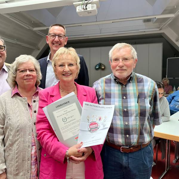 Ex-Ordnungsamtschef Christoph Haendeler, Ex-Kämmerin Helga Lagotzky, Bürgermeister Dirk Runge, Stadt-Sprecherin Renate Bergfelder-Weiss und Stadtplaner Kurt Becker stehen im Sitzungssaal des Rathauses.