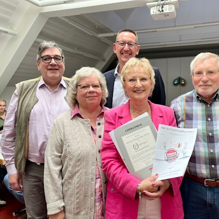 Ex-Ordnungsamtschef Christoph Haendeler, Ex-Kämmerin Helga Lagotzky, Bürgermeister Dirk Runge, Stadt-Sprecherin Renate Bergfelder-Weiss und Stadtplaner Kurt Becker stehen im Sitzungssaal des Rathauses.