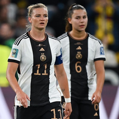 Deutschlands Alexandra Popp und Lena Oberdorf (r) beim Spiel gegen Kolumbien.