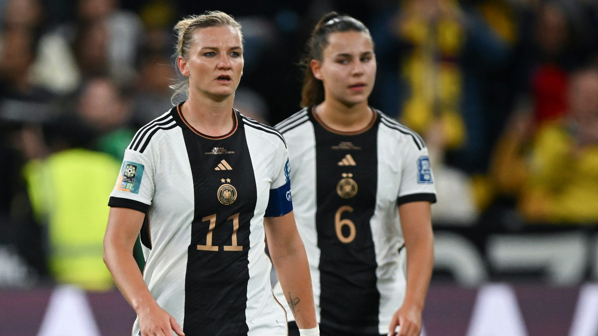Deutschlands Alexandra Popp und Lena Oberdorf (r) beim Spiel gegen Kolumbien.