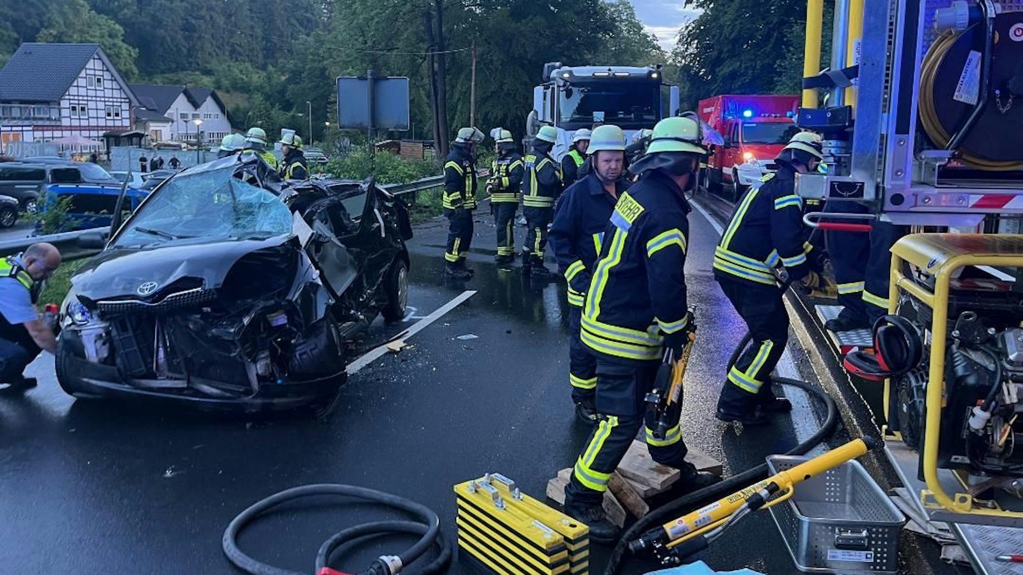 Einsatzkräfte der Feuerwehr am Unfallort.