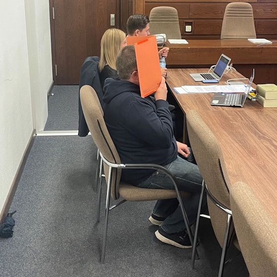 Der Angeklagte neben seiner Verteidigerin und seinem Verteidiger beim Prozessauftakt im Kölner Landgericht.