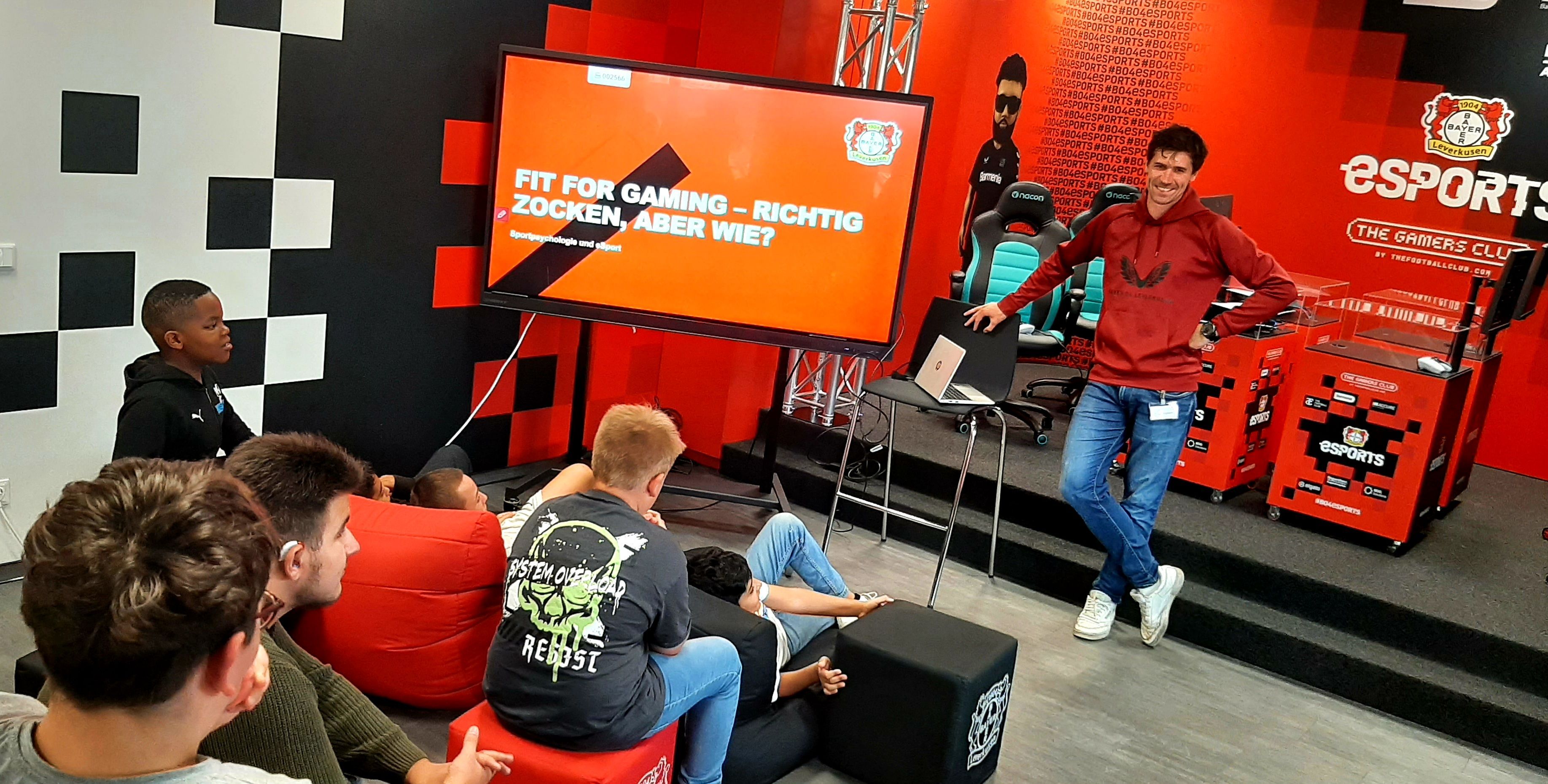 Bayer-04-Sportpsychologen Simon Borgmann (im Bild stehend) bei seiner Präsentation.
