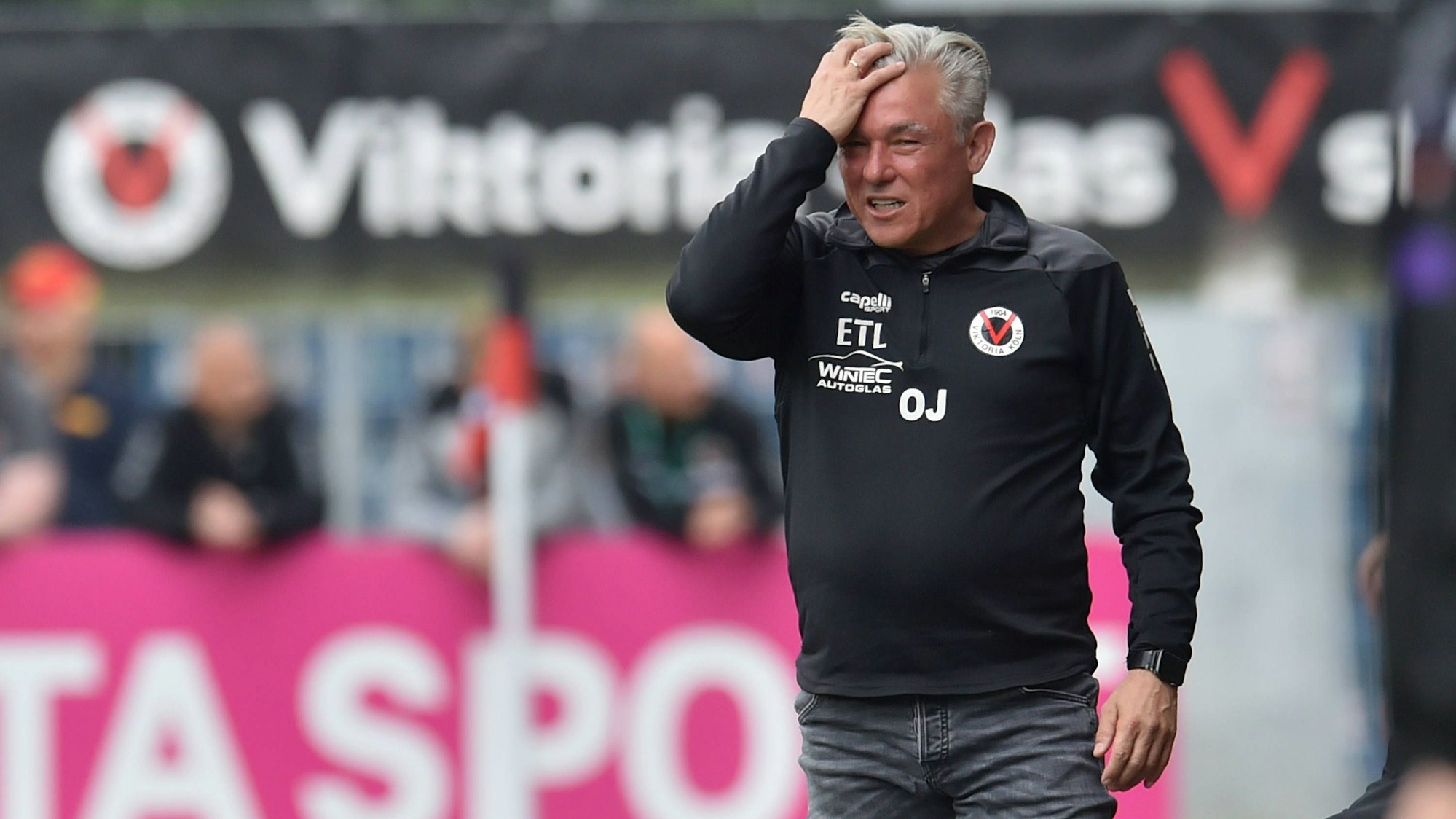 Fussball - 3. Liga - FC Viktoria Köln - VfL Osnabrück am 21.04.2023 im Stadion im Sportpark Höhenberg in Köln Trainer Olaf Janßen / Janssen Viktoria Koeln unzufrieden, enttäuscht, enttaeuscht, niedergeschlagen. *** Football 3 Liga FC Viktoria Cologne VfL Osnabrück on 21 04 2023 in the stadium in the Sportpark Höhenberg in Cologne coach Olaf Janßen Janssen Viktoria Cologne dissatisfied, disappointed, disappointed, depressed MT