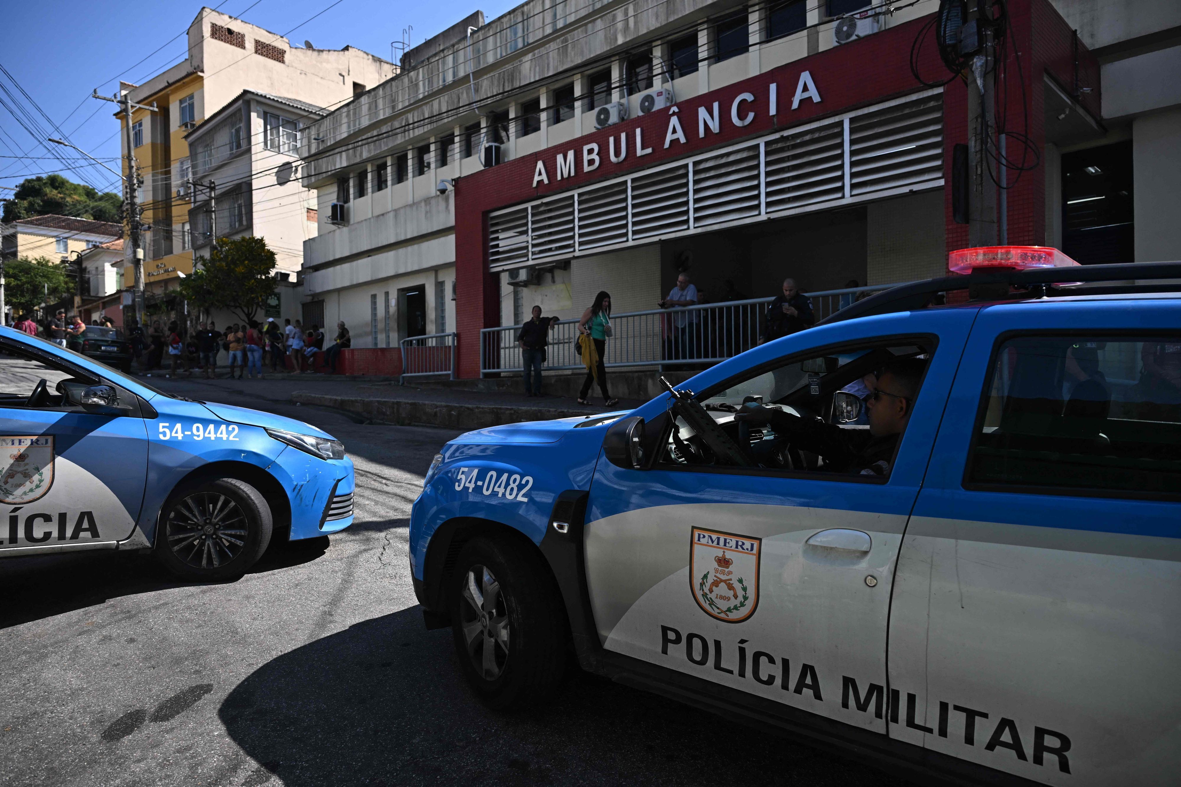 Fahrzeuge der Militärpolizei von Rio de Janeiro parken vor dem Krankenhaus Getulio Vargas, in das Verletzte und Tote nach einem Polizeieinsatz in der Favela Complexo da Penha in Rio de Janeiro, Brasilien, am 2. August 2023 eingeliefert wurden. Mindestens neun Menschen wurden am Mittwoch bei einem Polizeieinsatz gegen kriminelle Banden in einem Favela-Komplex in Rio de Janeiro getötet, wie die Behörden mitteilten - der letzte in einer Reihe von tödlichen Razzien der Sicherheitskräfte in ganz Brasilien. Mit der Razzia in Rio stieg die Zahl der Todesopfer des sechstägigen Polizeieinsatzes gegen Drogenbanden in Brasilien auf mindestens 42, darunter 14 im Bundesstaat Sao Paulo und 19 im nordöstlichen Bundesstaat Bahia.