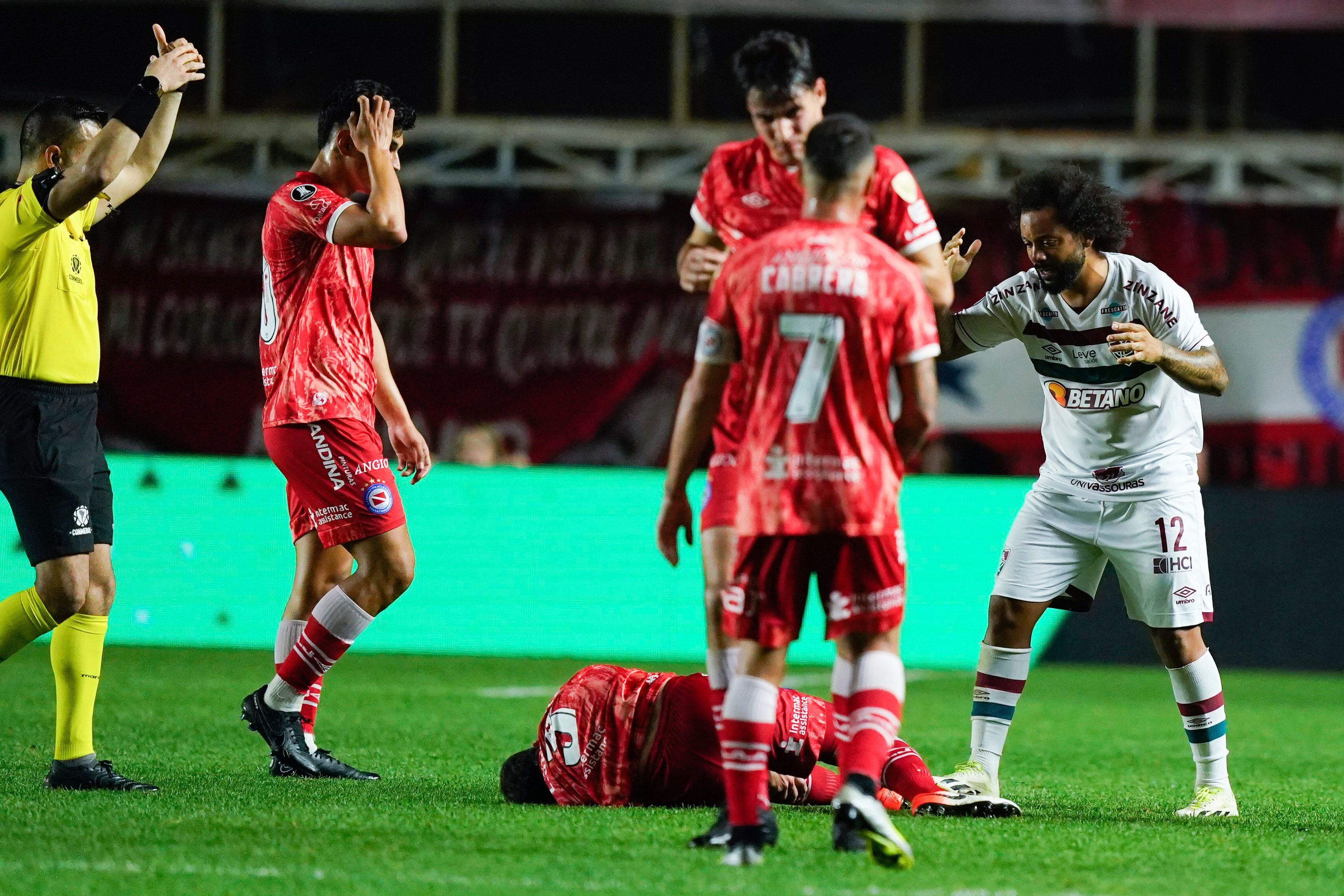 Luciano Sanchez (u.) liegt auf dem Boden, nachdem er sich bei einem Zweikampf mit Marcelo (r.) im Achtelfinal-Hinspiel der Copa Libertadores das Knie verdreht hat.
