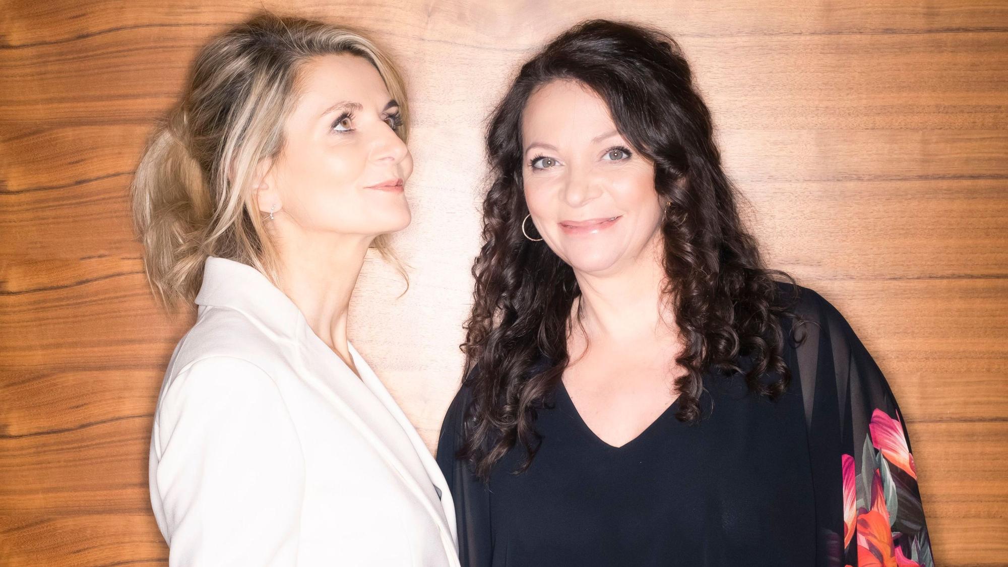 Ines und Anna Walachowski schauen fröhlich in die Kamera.