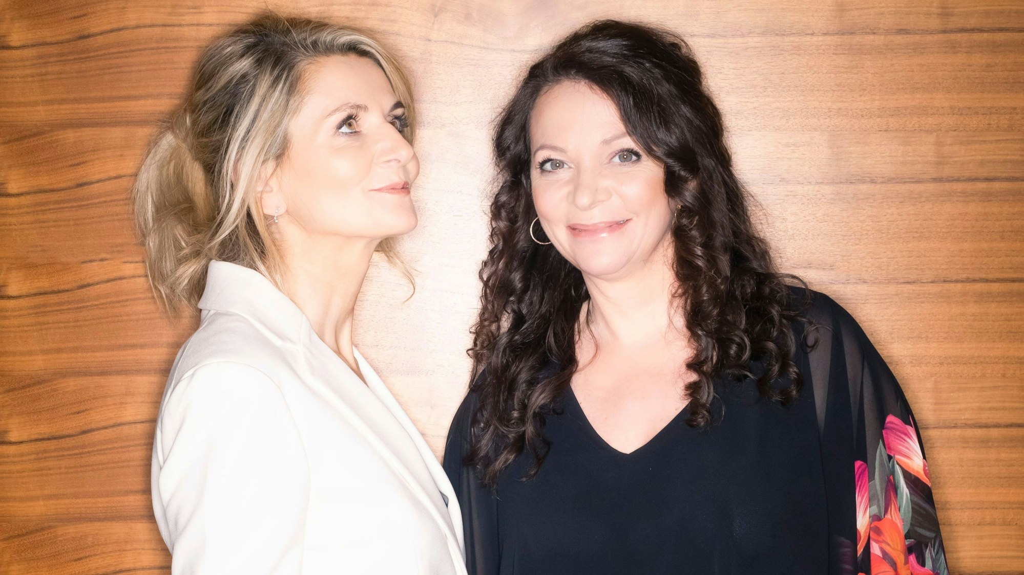 Ines und Anna Walachowski schauen fröhlich in die Kamera.