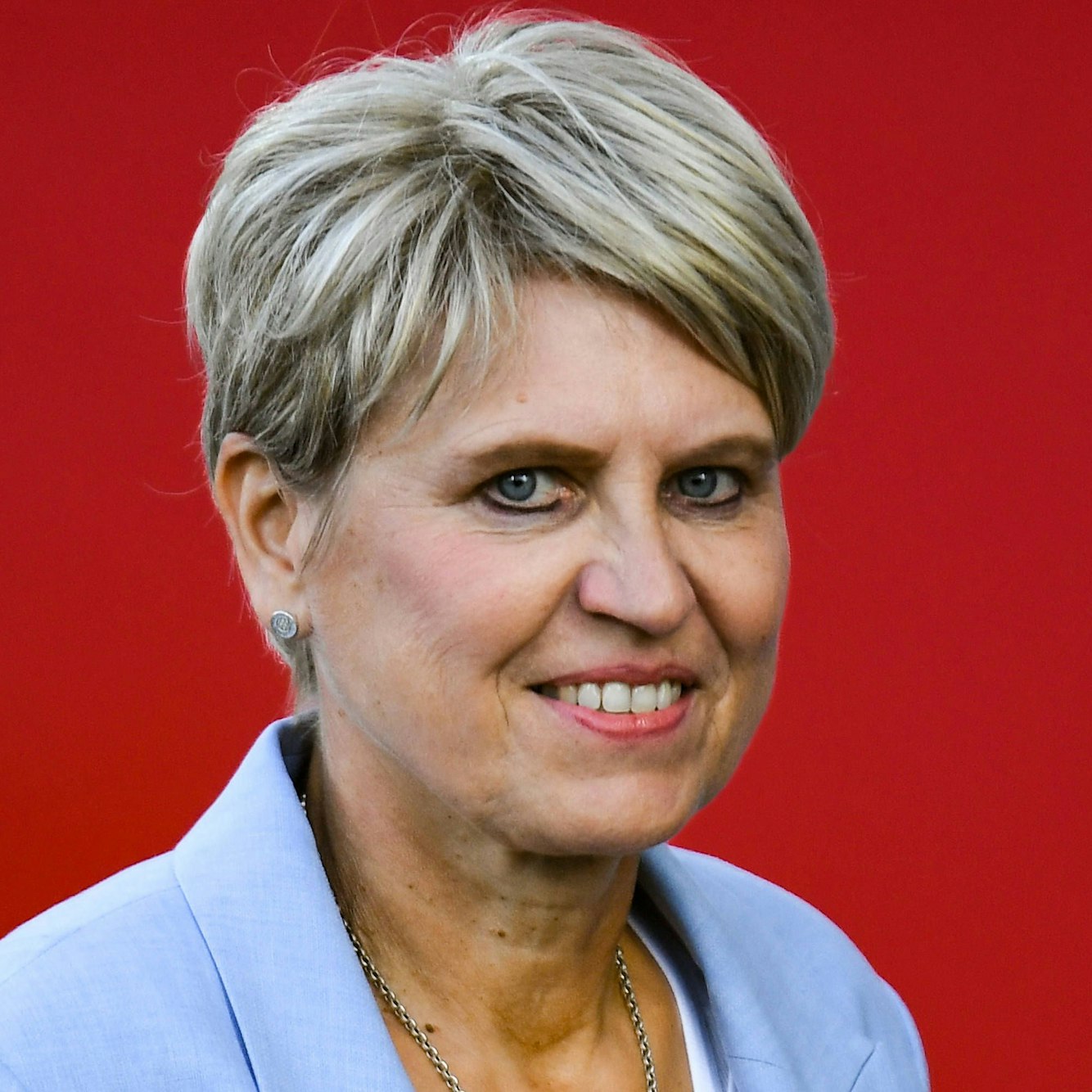 Doris Fitschen, beim Deutschen Fußball-Bund (DFB) Gesamtkoordinatorin für Frauen und Fußball, lächelt in die Kamera.