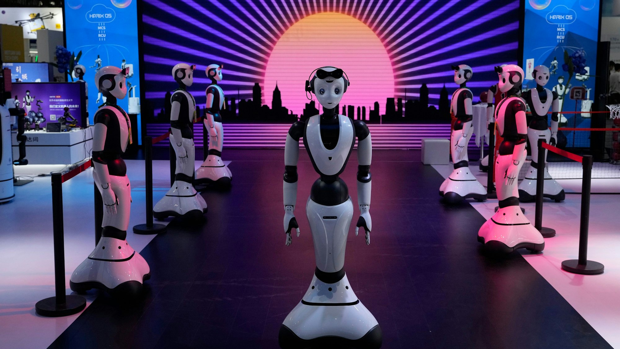 Roboter des chinesischen Herstellers von intelligenten Robotern «Dataa Robotics» werden während der Weltkonferenz für künstliche Intelligenz 2023 ausgestellt.