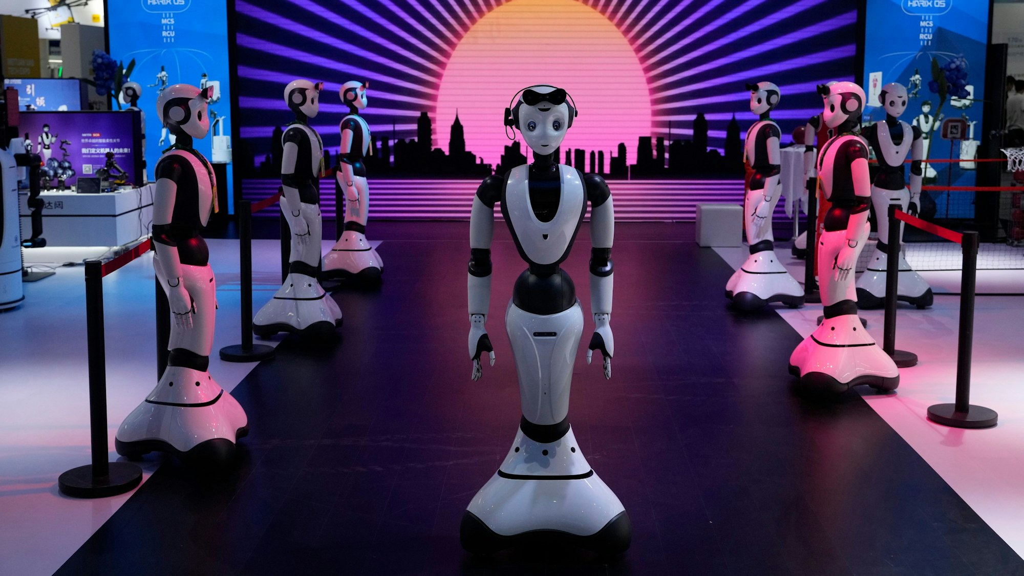 Mehrere Roboter auf einer Fläche.