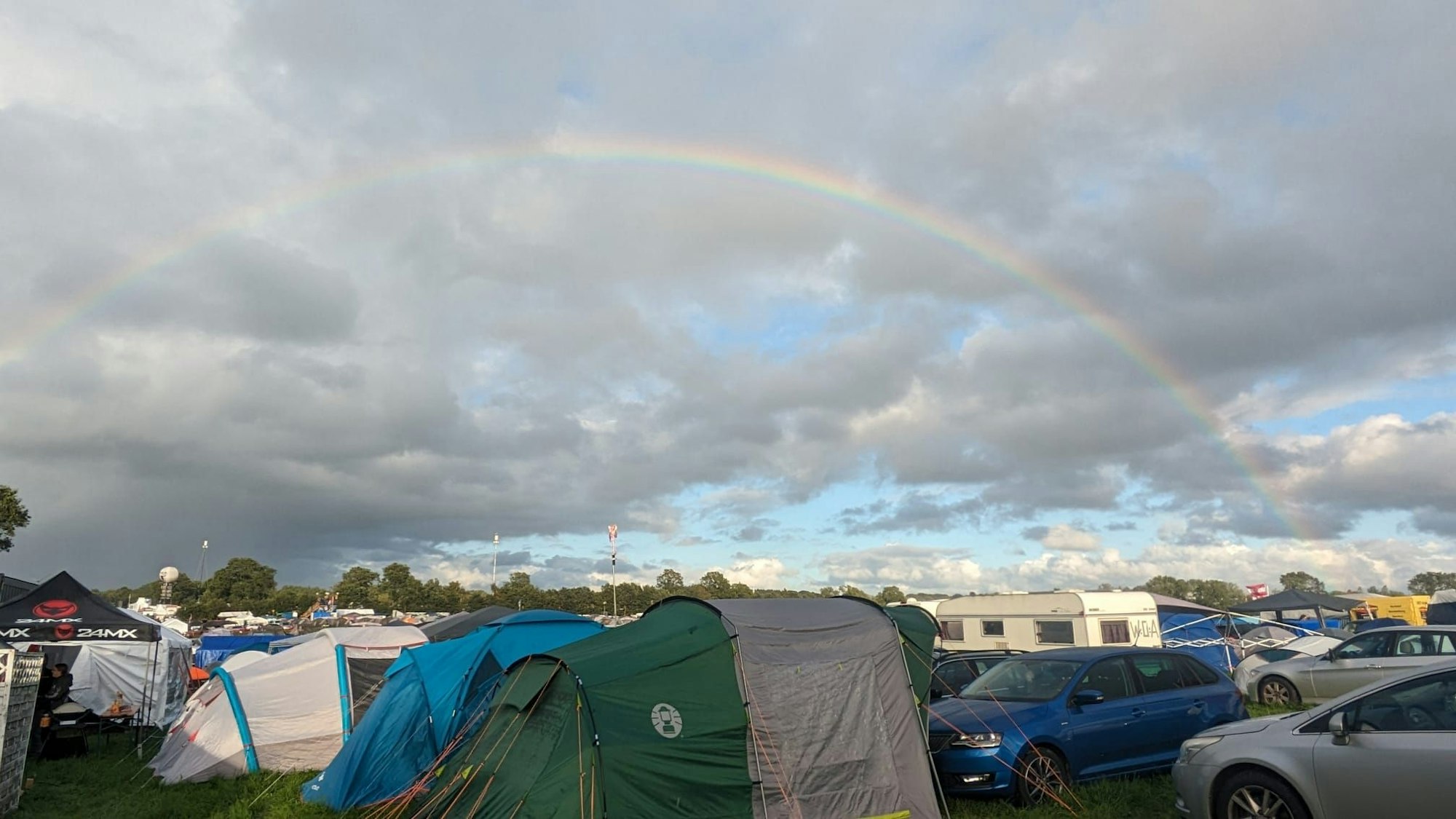 Ein Regenbogen spannt sich über den Campingplatz des Wacken-Festivals.