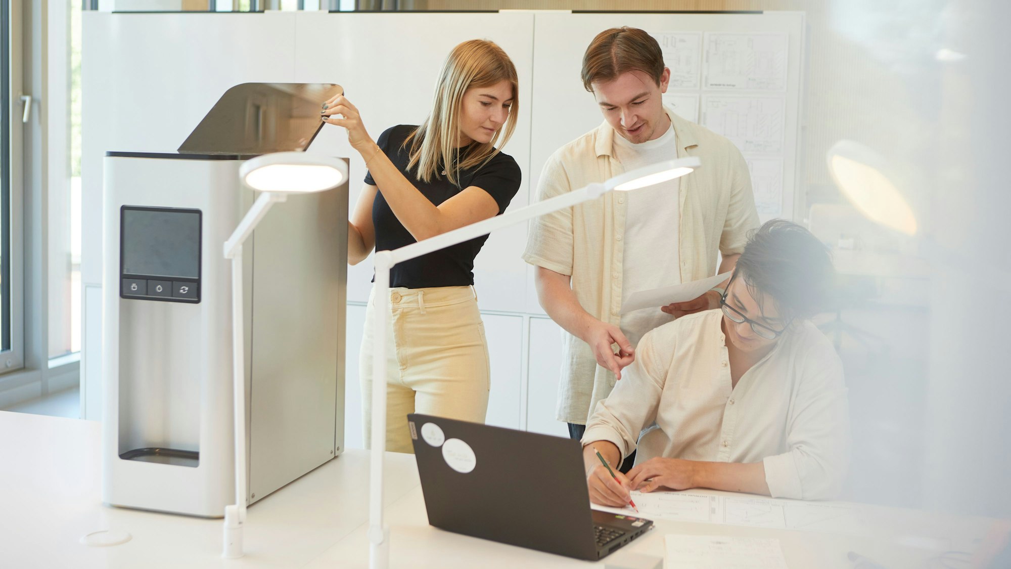 Lisa Nesti und die Co-Gründer von Oater testen ihre Haferdrink-Maschine.