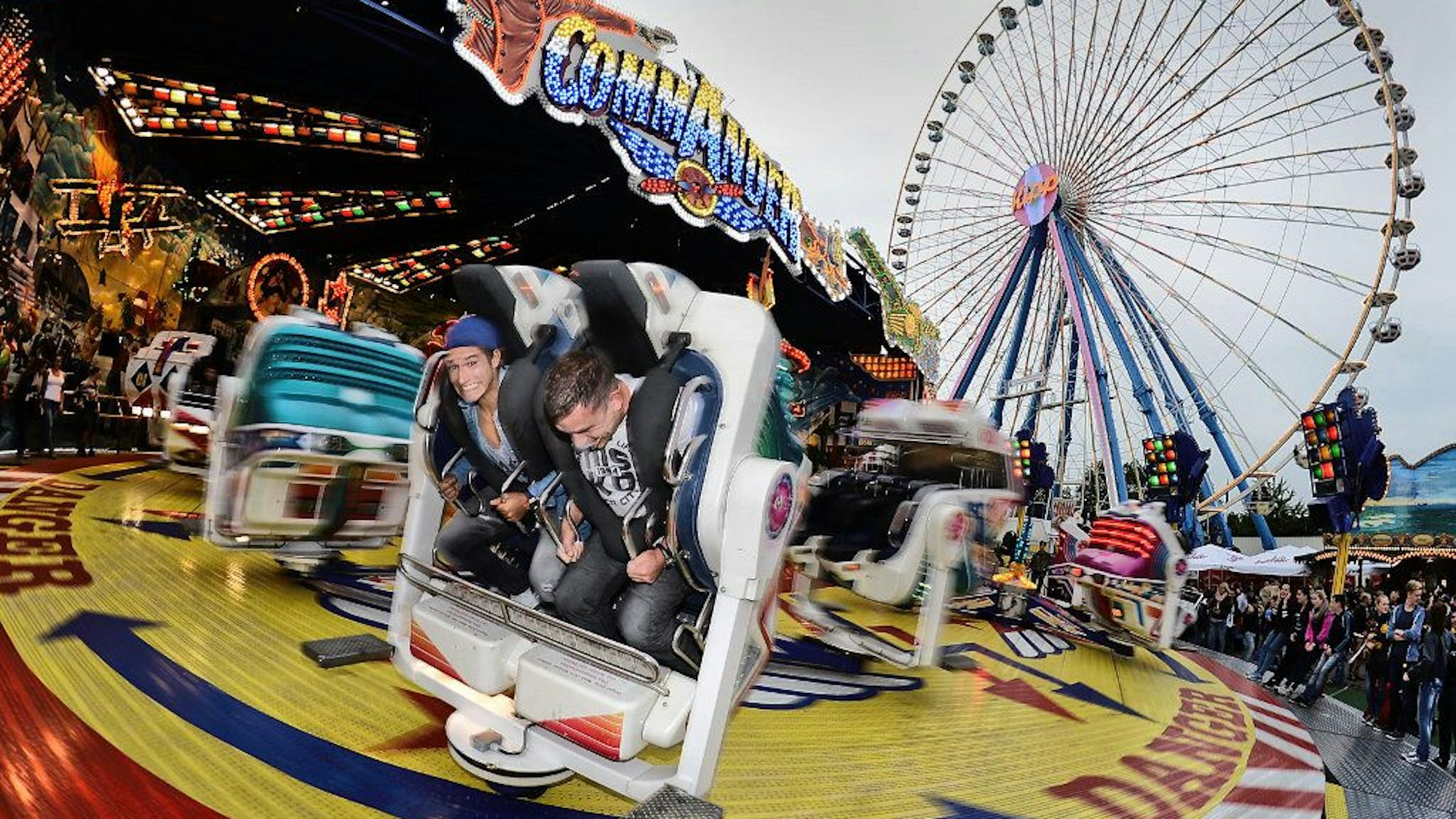 Besucher fahren beim Jahrmarkt Pützchens Markt in einem Fahrgeschäft.