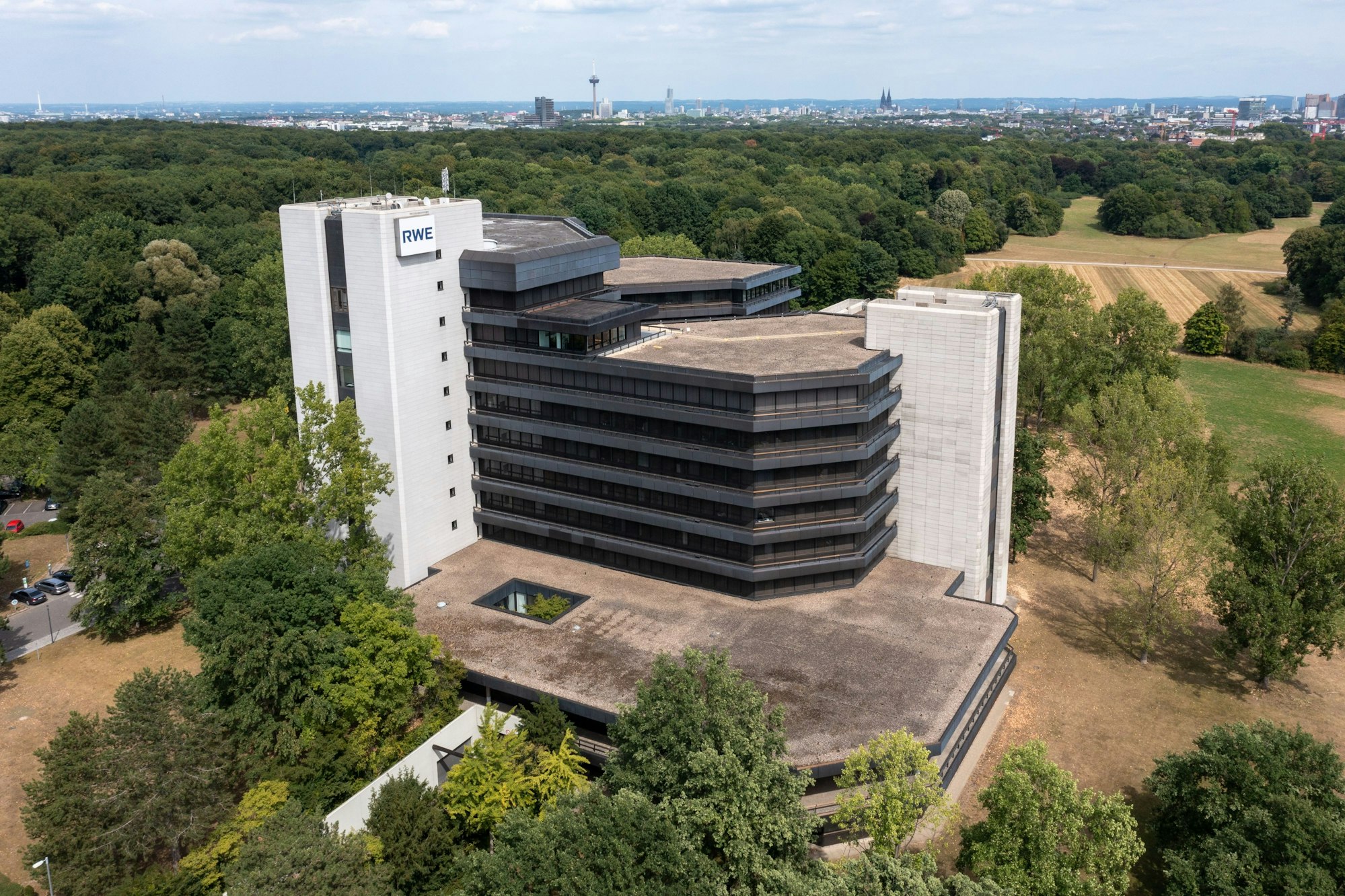 02.08.2022, Köln: Luftaufnahme des Bürogebäudes der RWE Power AG, ehemals Rheinbraun, im äußeren Grüngürtel. Ein Investor wollte das Gebäude in Wohnungen umwandeln, jetzt ist er Pleite. Luftaufnahme mit Drohne Foto: Uwe Weiser