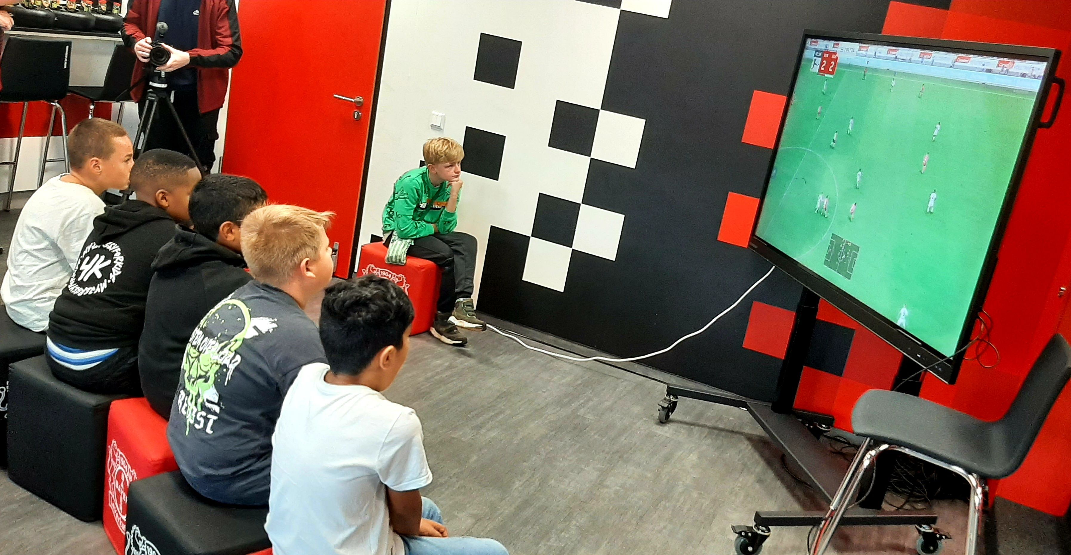 Aktionstag „Fit For Gaming“ in der Bay-Arena mit Kindern der „Arche“ Düsseldorf.