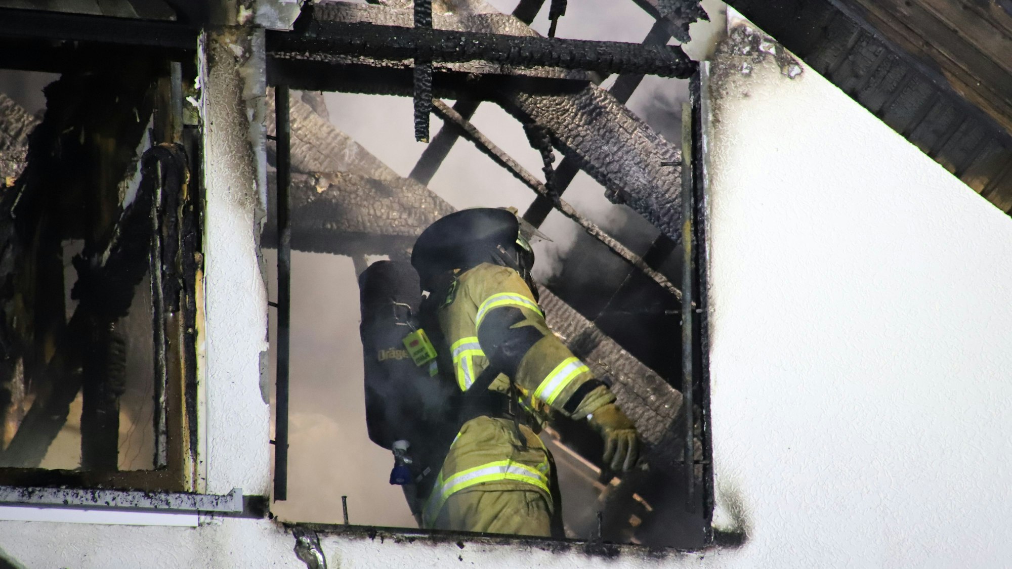 Feuerwehrleute löschten letzte Glutnester ab, Sie standen zwischen verkohlten Dachbalken und konnten in den Himmel schauen.