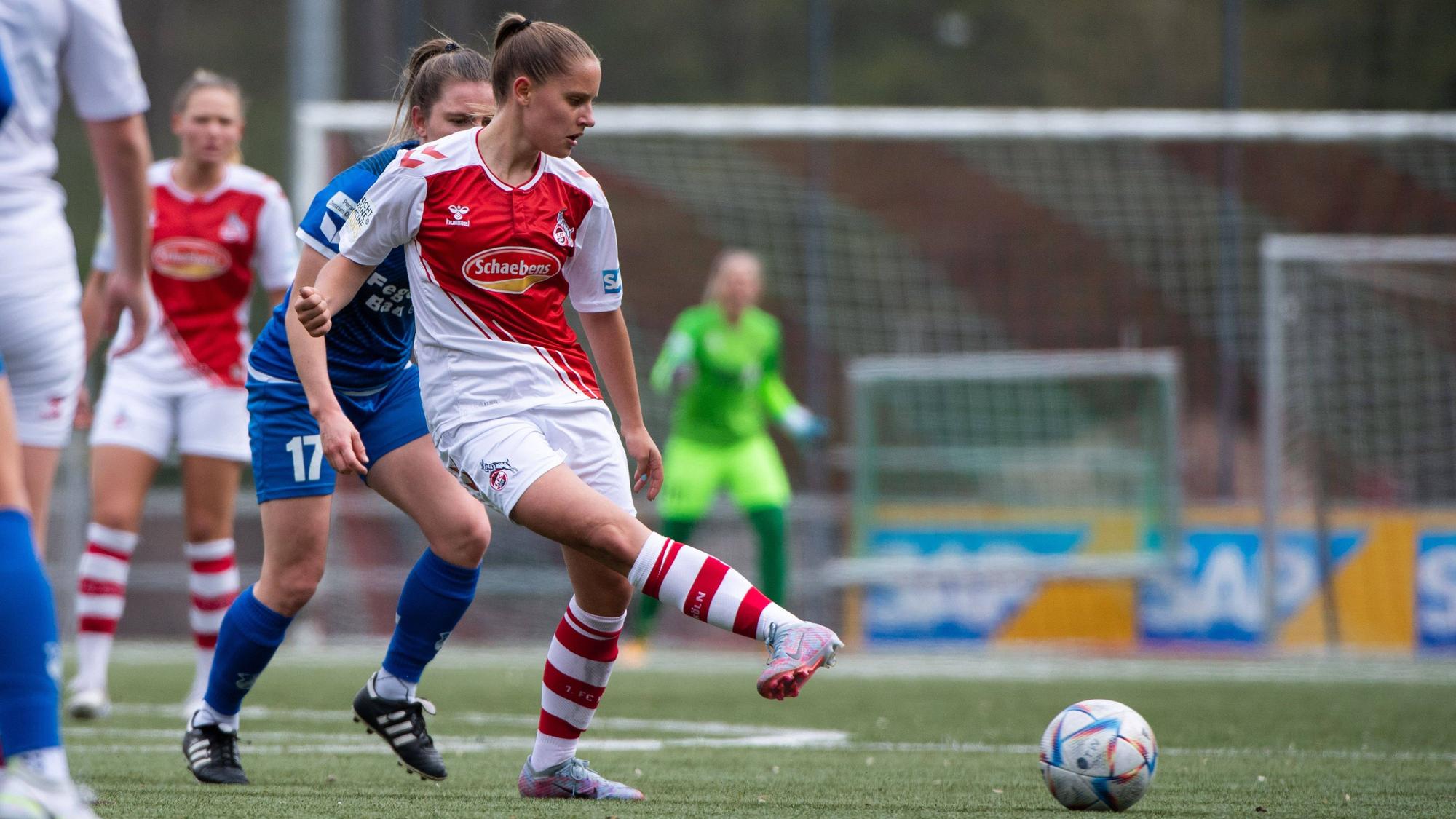 Lilith Schmidt vom 1. FC Koeln am Ball gegen den SC Sand. Die Spielszene wurde im April aufgenommen.