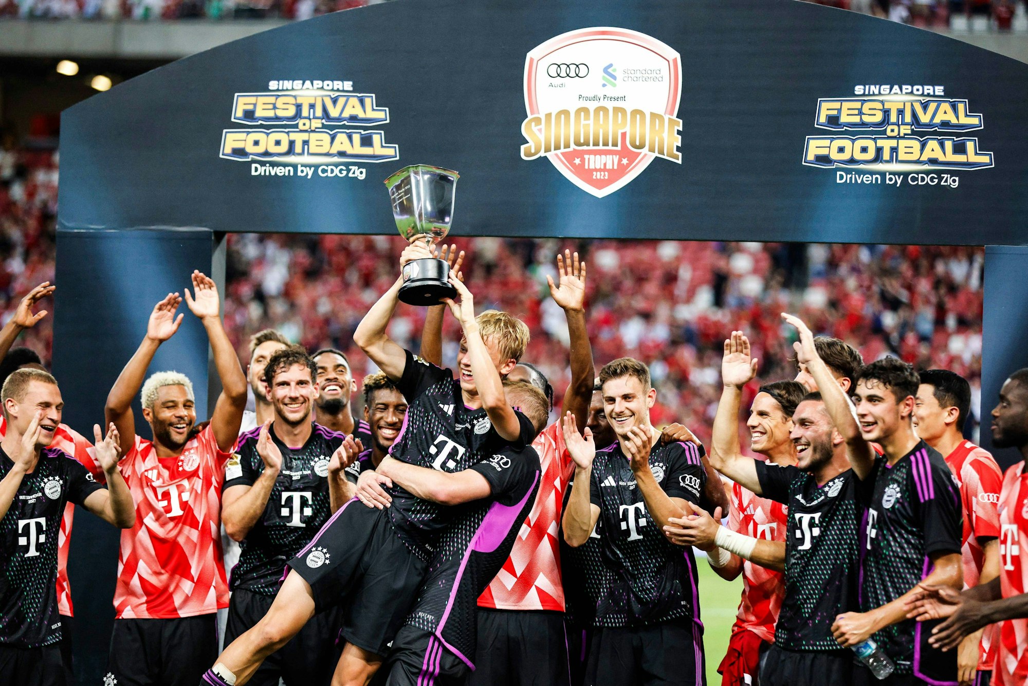 Der FC Bayern München feiert den Sieg gegen Liverpool in Singapur.