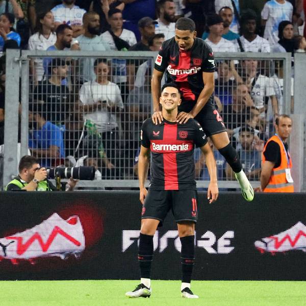 Nadiem Amiri freut sich mit Amine Adli über sein Traumtor in Marseille.