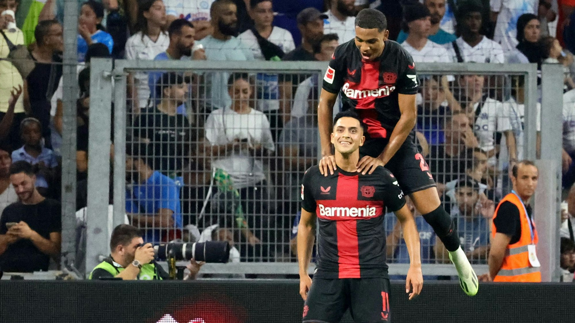 Nadiem Amiri freut sich mit Amine Adli über sein Traumtor in Marseille.