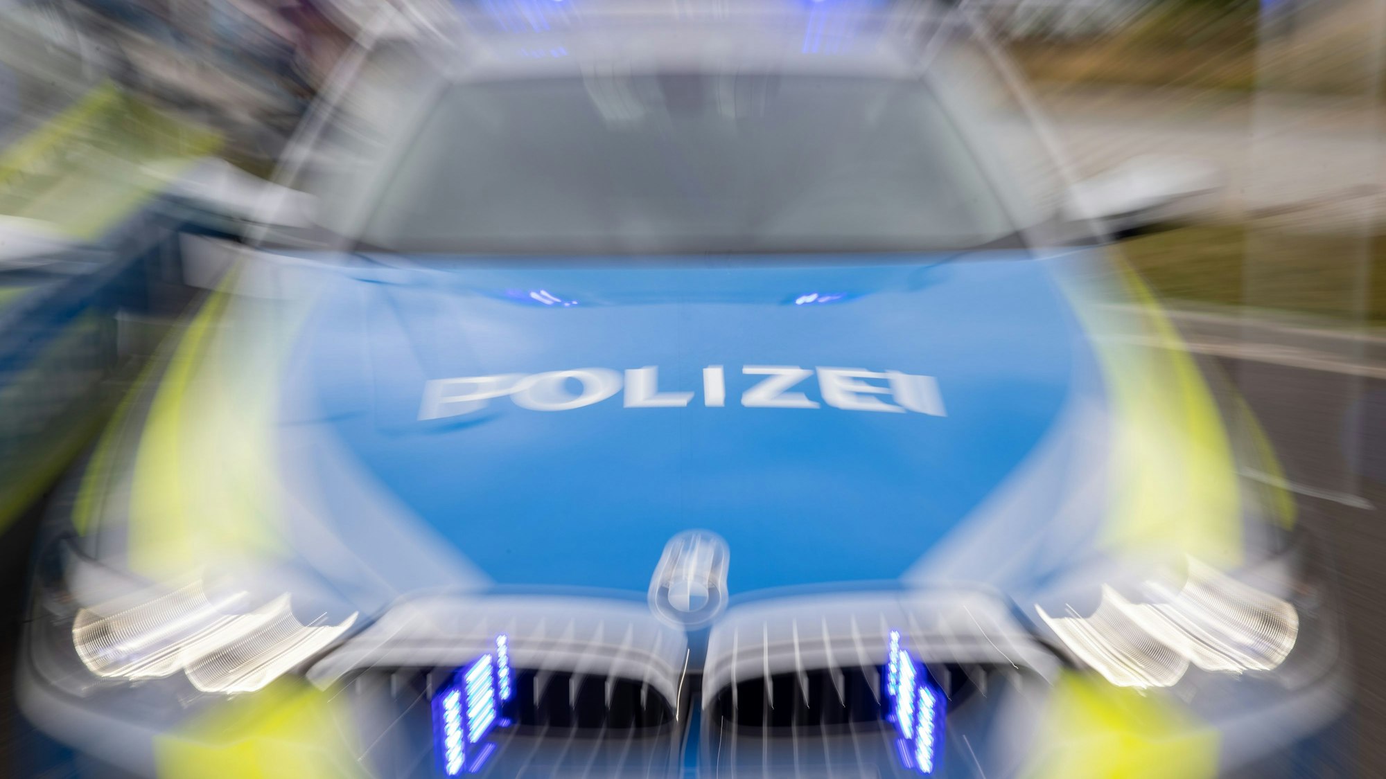 Auf dem Foto ist ein Polizeiwagen zu sehen.