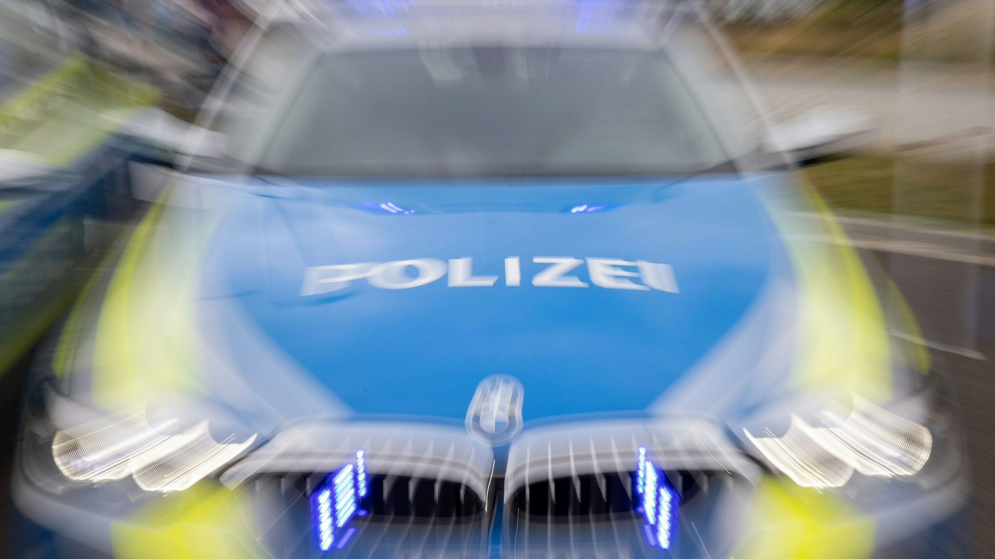 Auf dem Foto ist ein Polizeiwagen im Einsatz zu sehen.