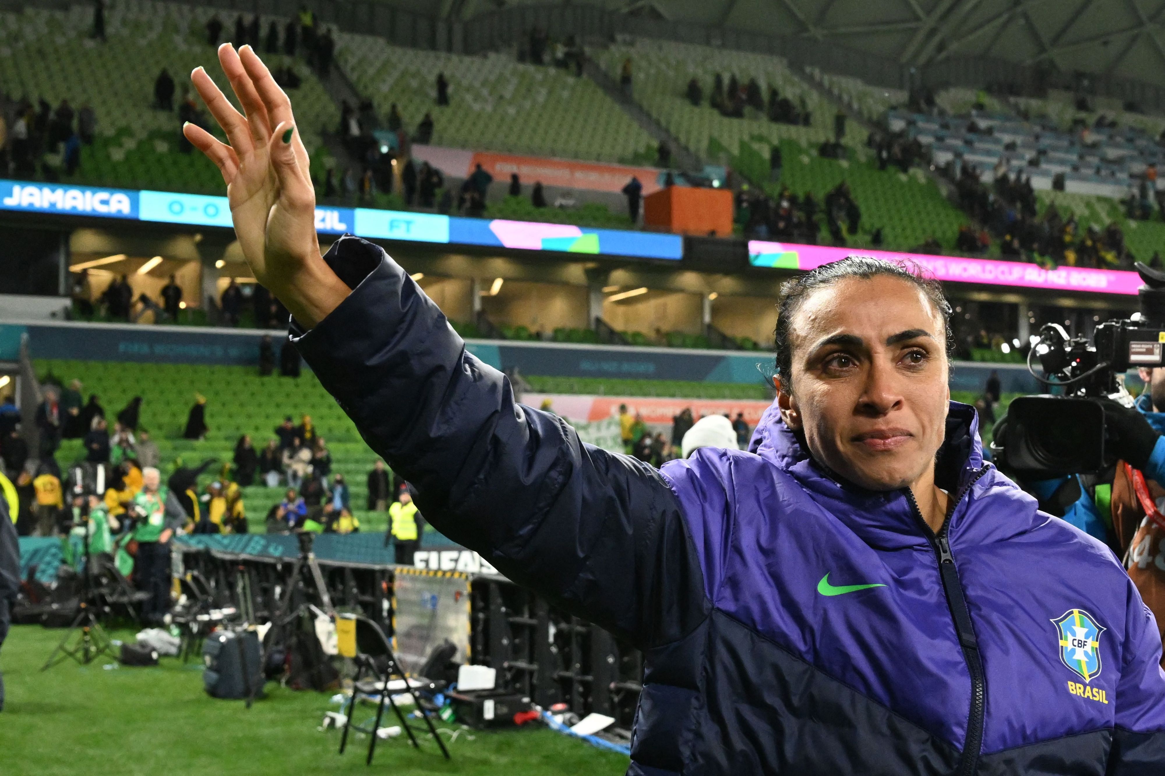 Marta winkt den Zuschauenden nach dem Unentschieden von Brasilien gegen Jamaika zu.