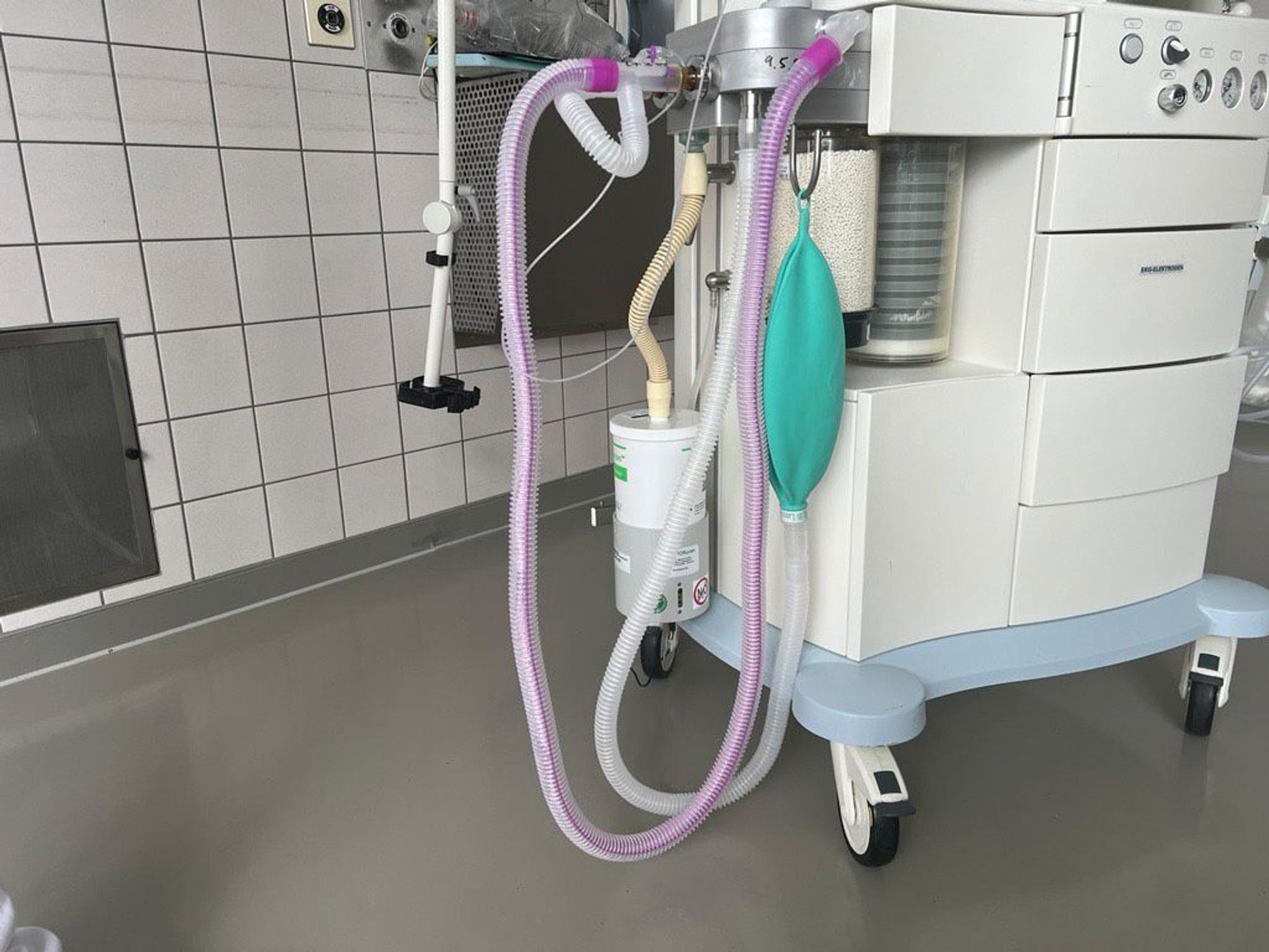 Dieses Narkosegerät wurde zusätzlich mit einem Gasfilter ausgestattet. Die weiße Box in der Mitte sammelt die gasförmigen Narkosegase mit einem Aktivkohlefilter.