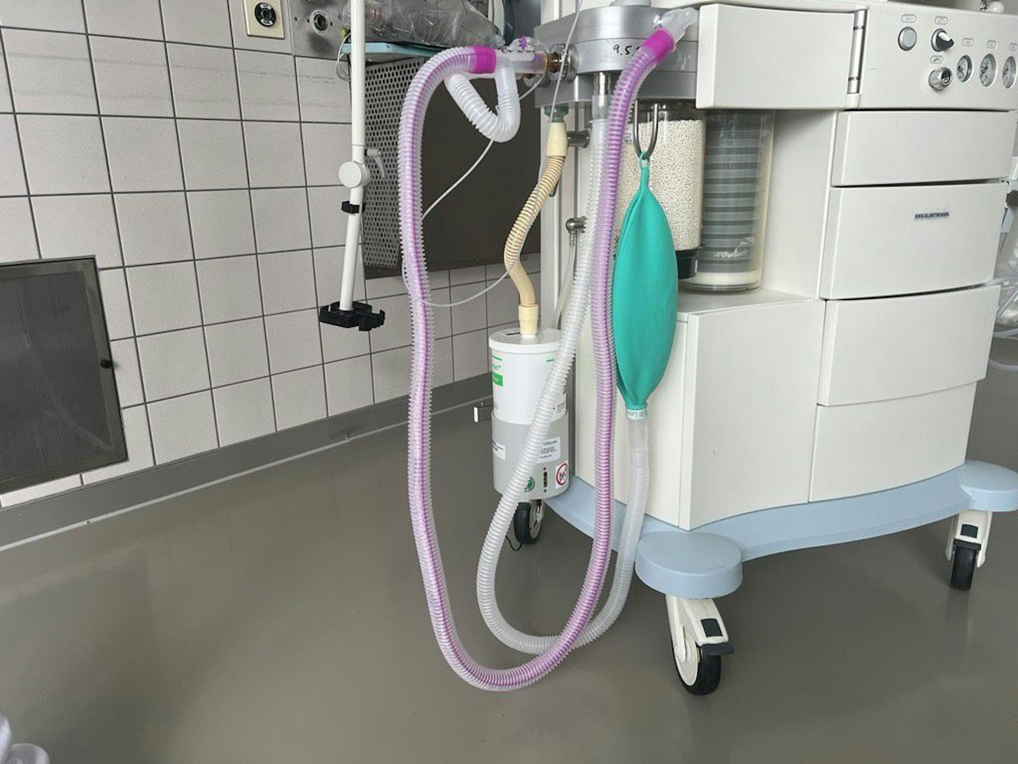 Dieses Narkosegerät wurde zusätzlich mit einem Gasfilter ausgestattet. Die weiße Box in der Mitte sammelt die gasförmigen Narkosegase mit einem Aktivkohlefilter.