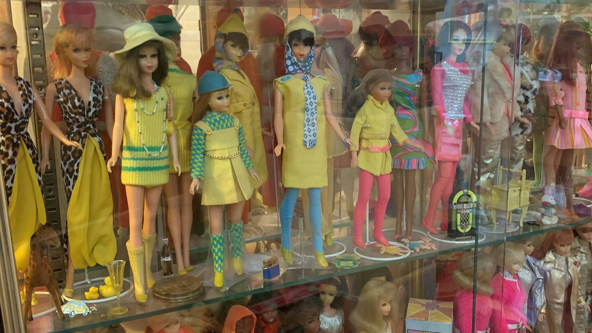 Barbies in der Vitrine bei Bettina Dorfmann