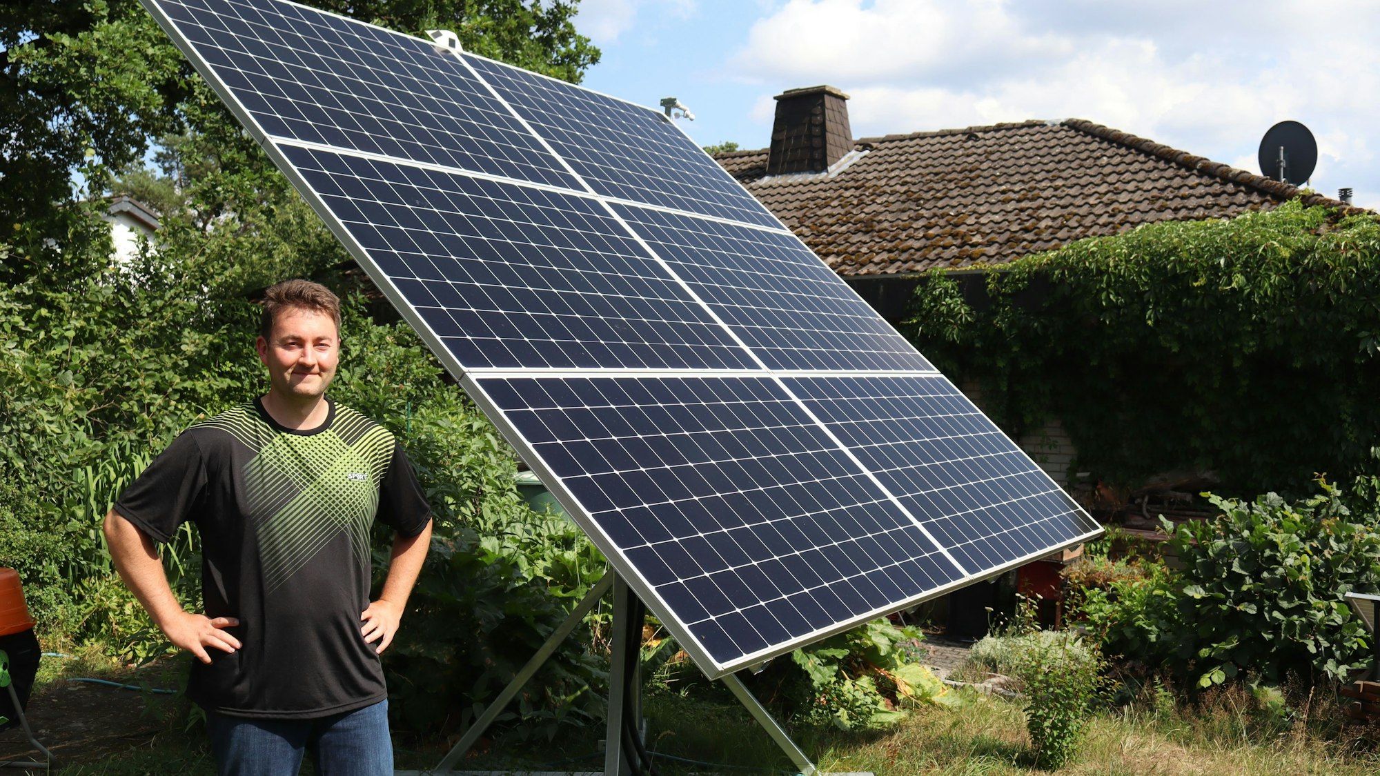 Markus Melder, Sohn der Familie, steht neben dem ausgerichteten Suntracker im Garten.