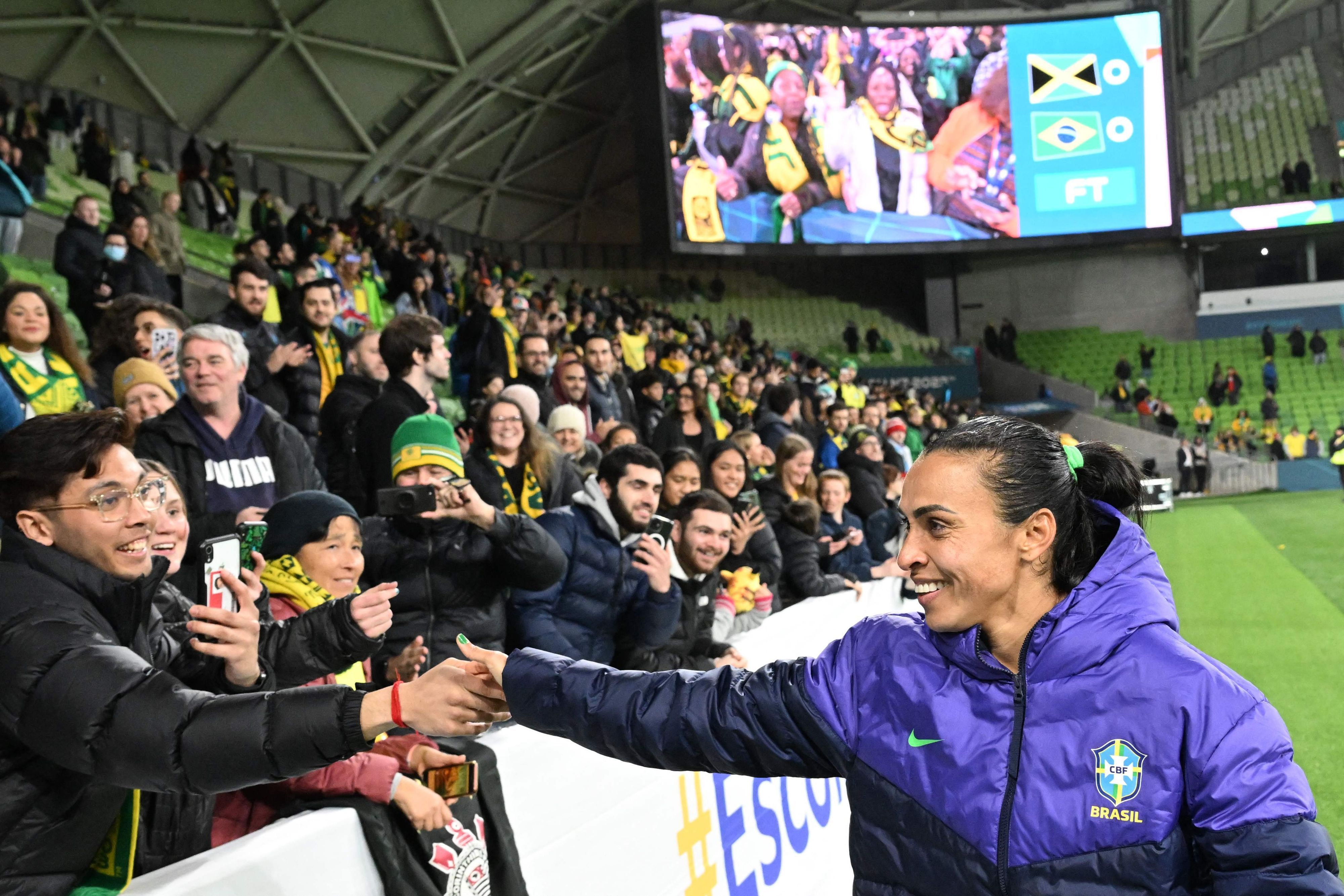 Brasiliens Nummer Zehn Marta grüßt Fans nach dem Unentschieden gegen Jamaika, das das WM-Aus der Mannschaft besiegelte.