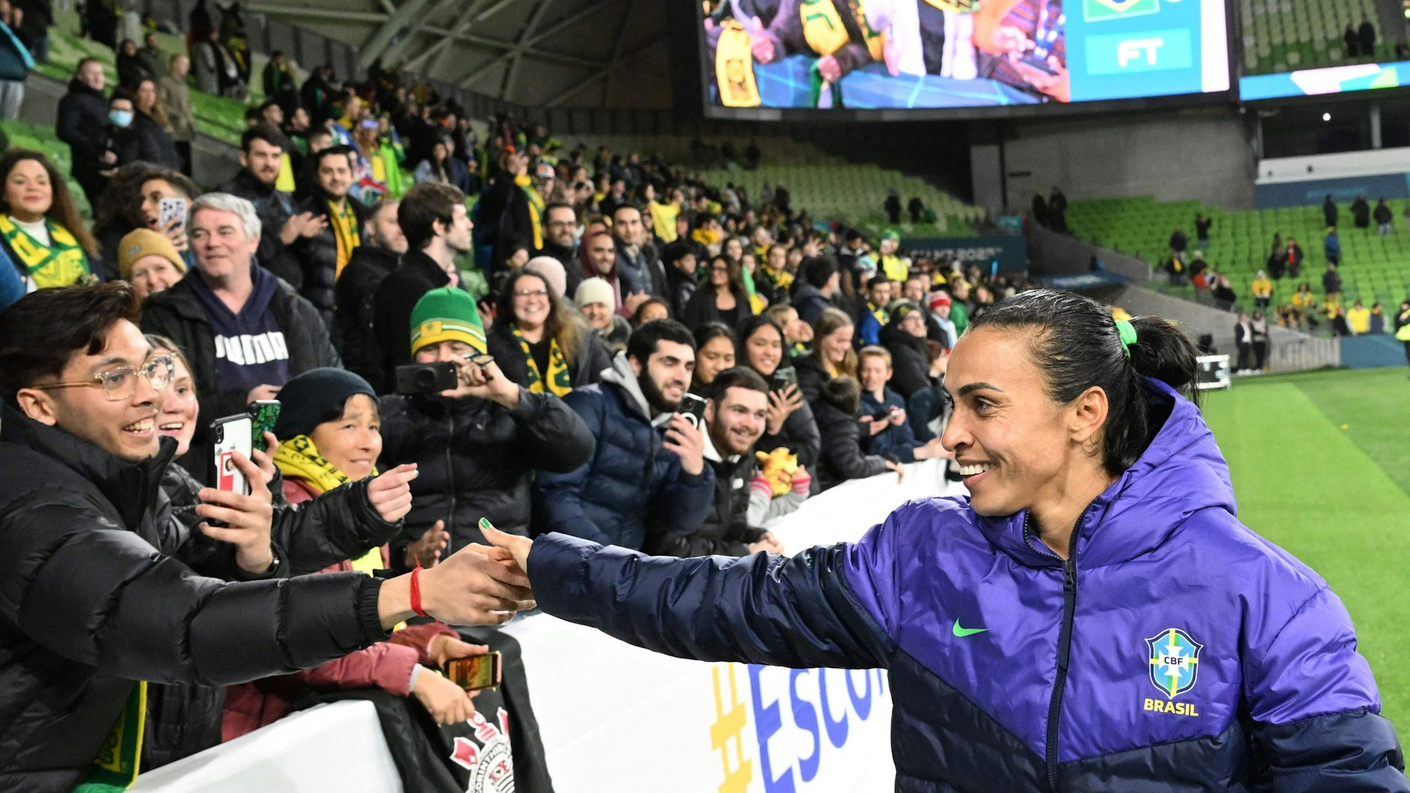 Brasiliens Nummer Zehn Marta grüßt Fans nach dem Unentschieden gegen Jamaika, das das WM-Aus der Mannschaft besiegelte.