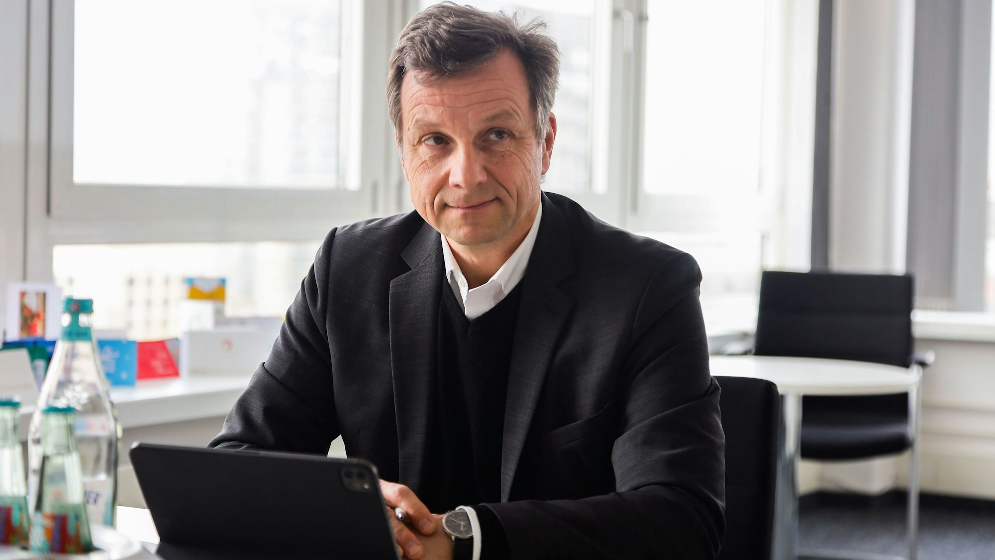 Ascan Egerer sitzt in seinem Büro im Stadthaus an einem Schreibtisch.