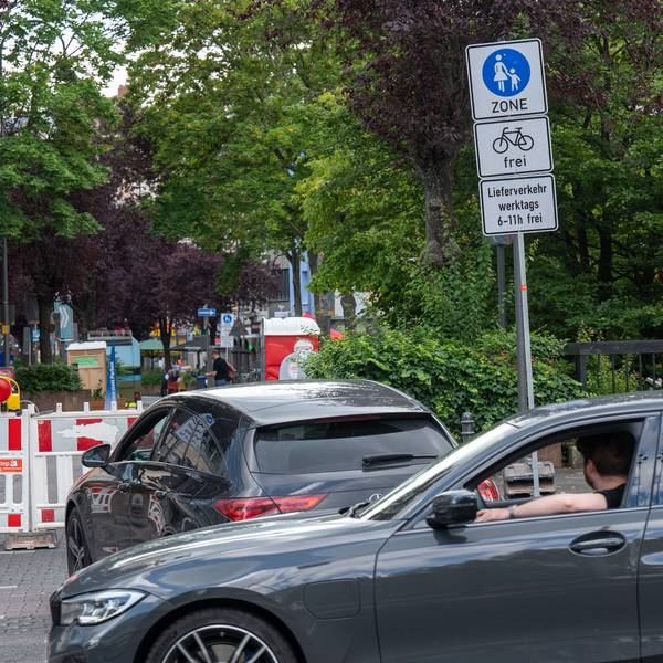 Das Bild zeigt Autos vor der abgesperrten Fußgängerzone auf Deutzer Freiheit.