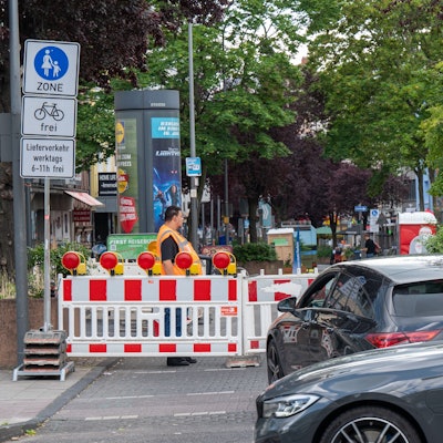 Das Bild zeigt Autos vor der abgesperrten Fußgängerzone auf Deutzer Freiheit.
