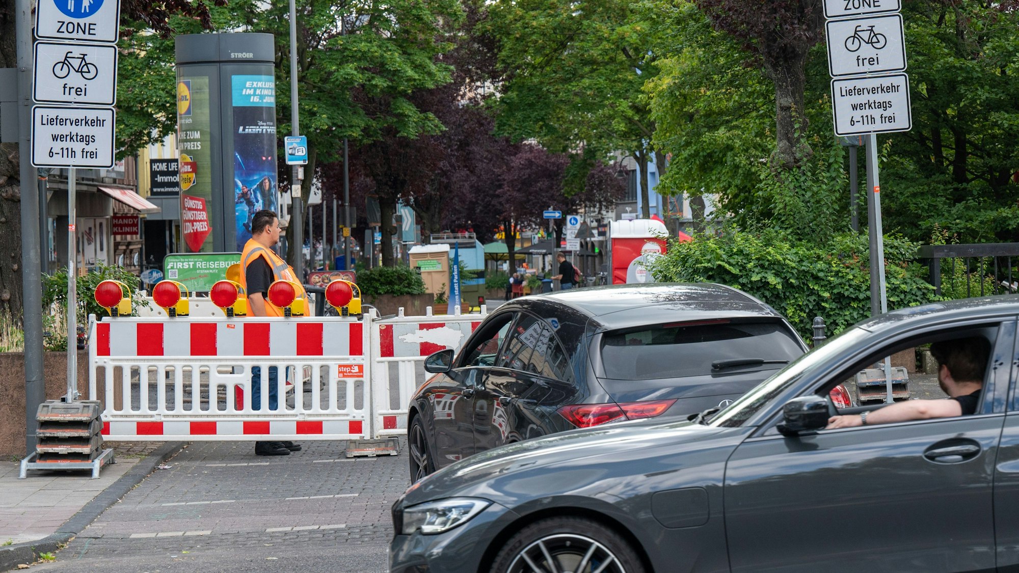 Das Bild zeigt Autos vor der abgesperrten Fußgängerzone auf Deutzer Freiheit.