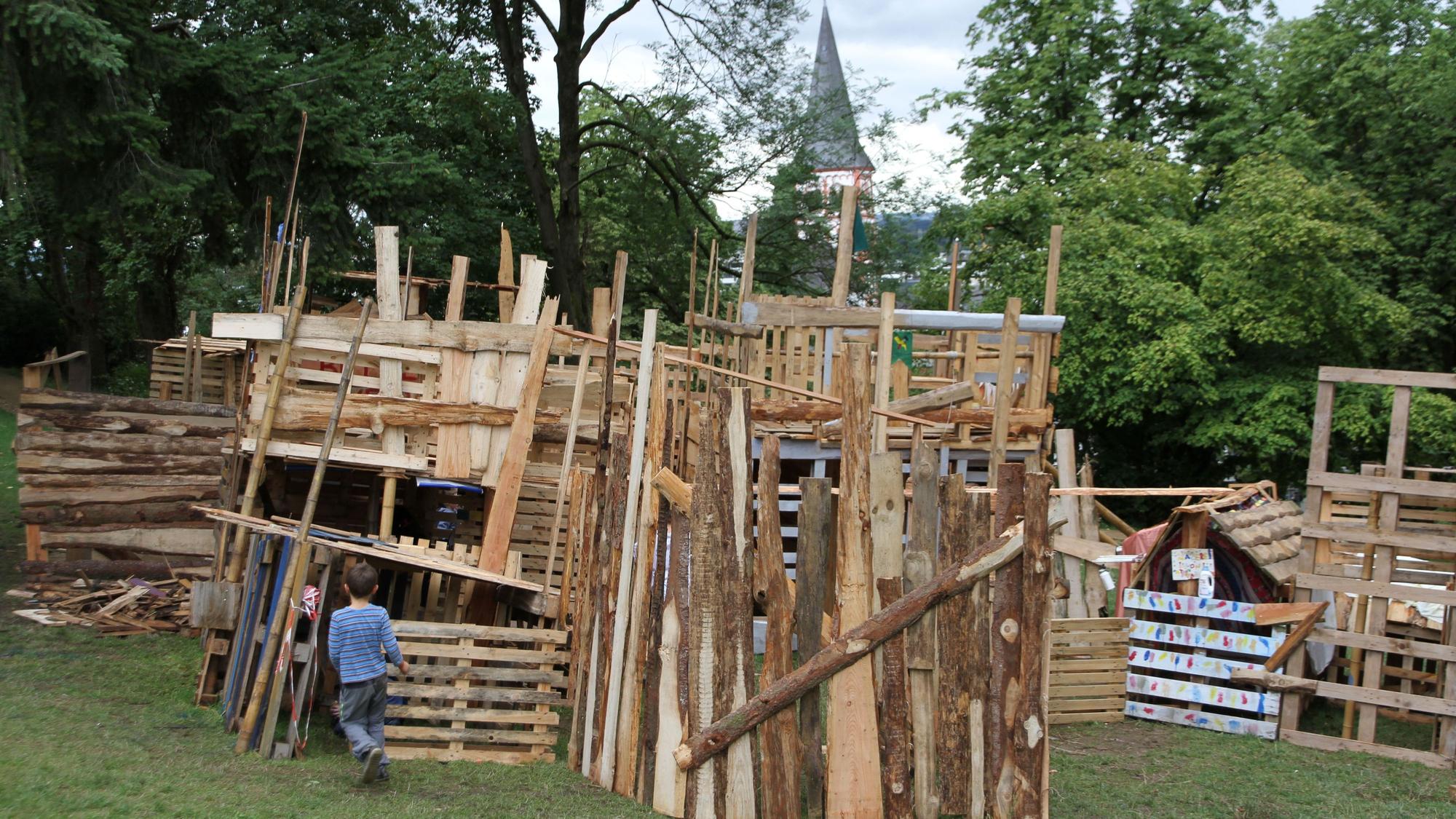 Eine aus Brettern gebaute Stadt steht auf einer Wiese am Michaelsberg